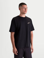 Alpinestars camiseta Checkback Oversized CSF, camiseta de mangas cortas para hombre, negra, vista en modelo con ajuste oversize relajado y pequeño logotipo Astars frontal, confeccionada en mezcla de algodón premium, ropa deportiva de estilo casual inspirado en el motorsport