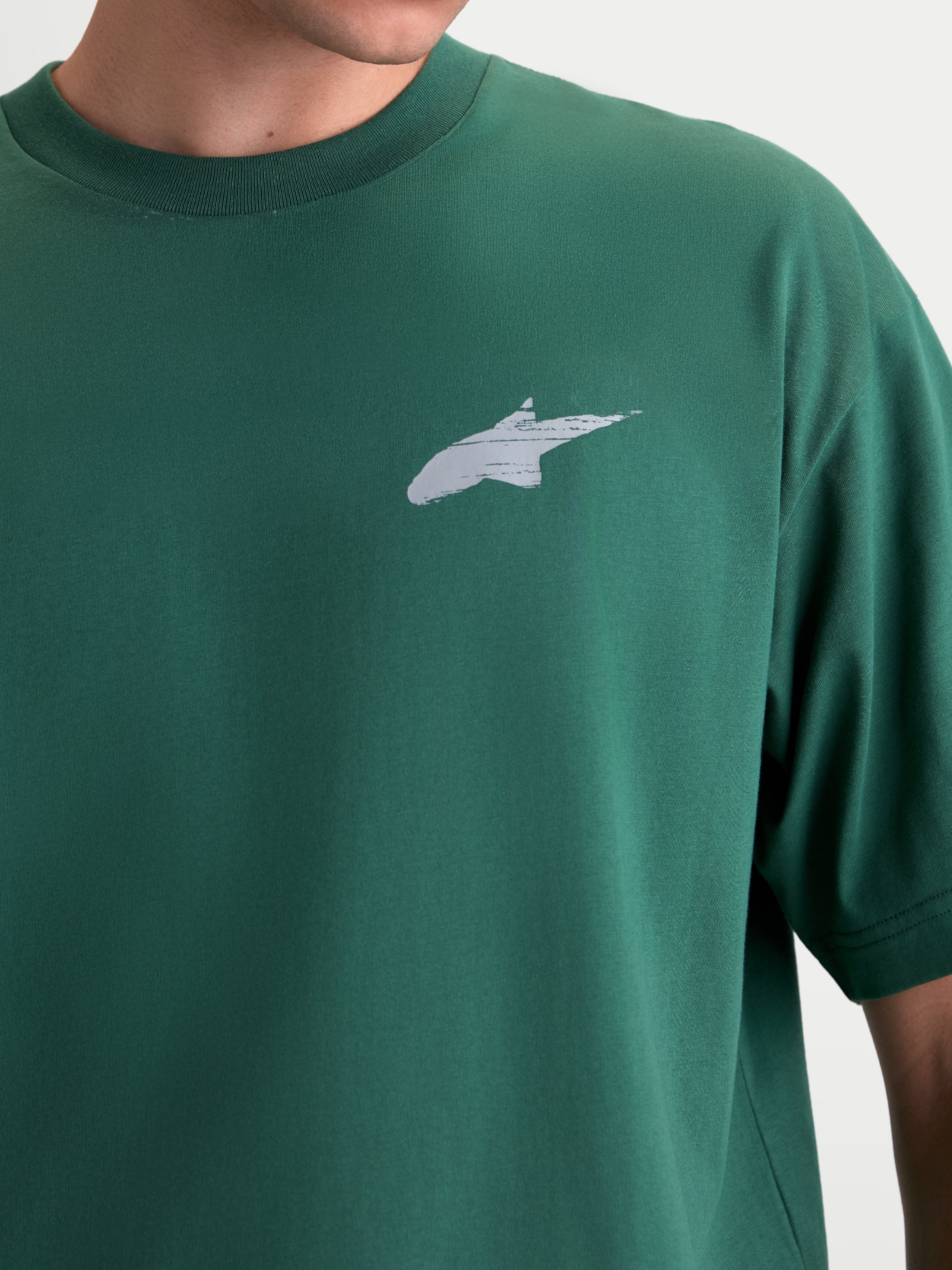 Alpinestars Camiseta Checkback Oversized CSF, camiseta de mangas cortas verde, primer plano del logotipo Astars blanco en el pecho, ajuste oversized, ropa deportiva de estilo casual