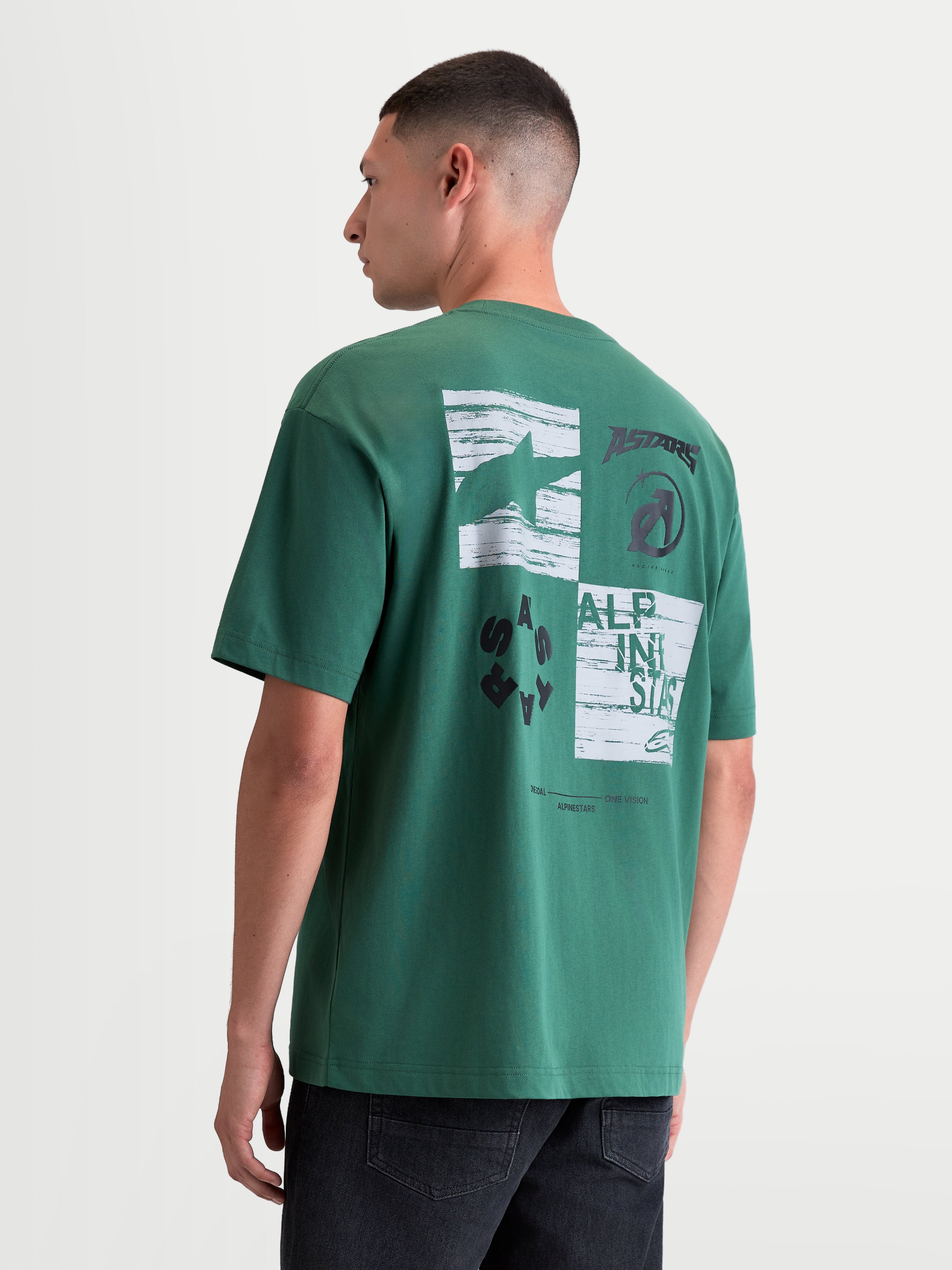 Alpinestars Camiseta Checkback Oversized CSF, camiseta de mangas cortas verde, vista trasera en modelo con gráfico de cuadros tipo checker blanco y negro y logotipo Astars, estilo casual de motorsport con ajuste oversized.