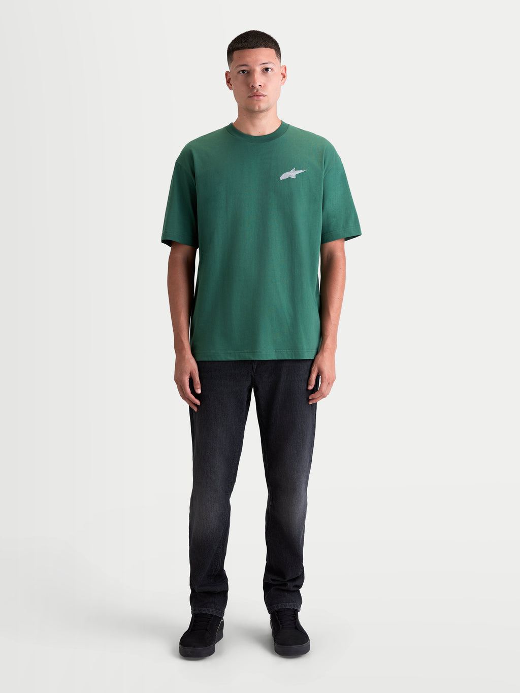 Alpinestars Checkback Oversized CSF, camiseta de mangas cortas para hombre, verde con pequeño logotipo Astars en el pecho, ajuste relajado oversized, ropa deportiva de estilo motorsport