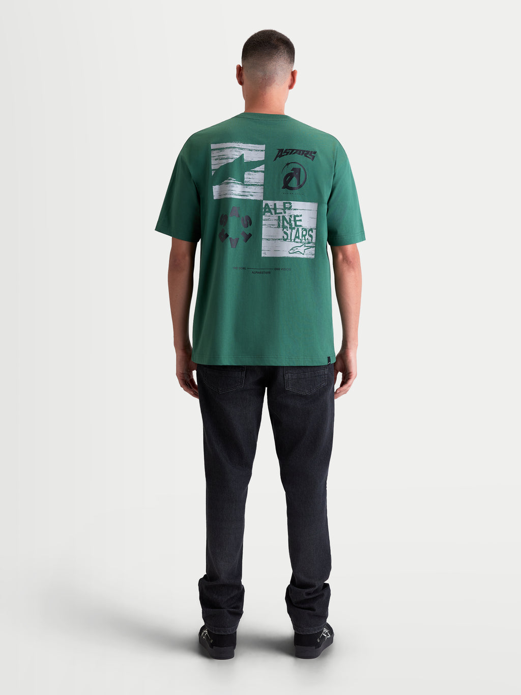 Alpinestars Checkback Oversized CSF, camiseta de mangas cortas de estilo sportswear, verde con un llamativo gráfico de cuadros en la espalda, ajuste relajado, vista posterior en modelo