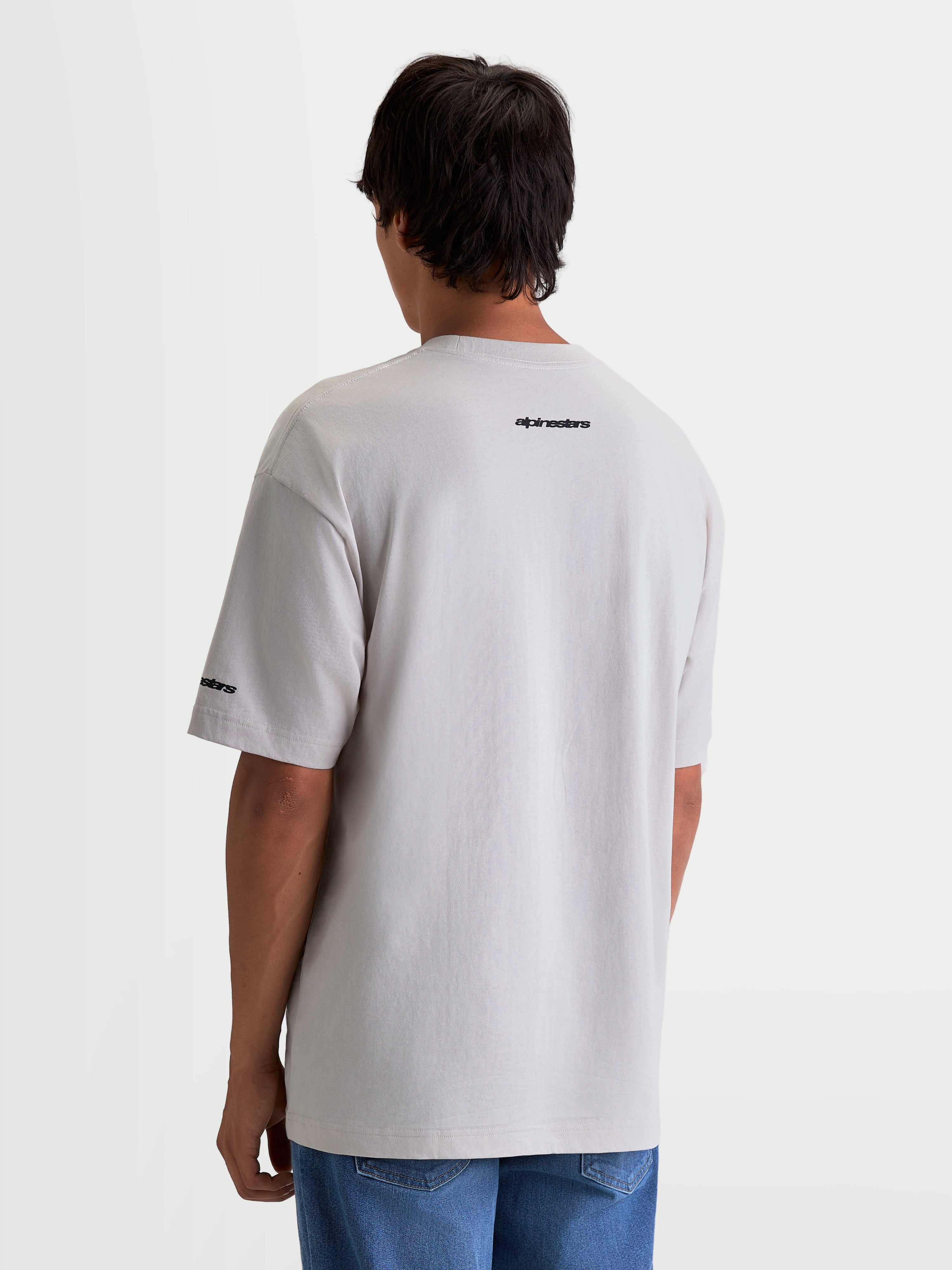 Alpinestars Camiseta Mandate Oversized CSF, camiseta de mangas cortas para hombre, gris cemento, con logotipos en la espalda y la manga, ajuste oversized, ropa deportiva
