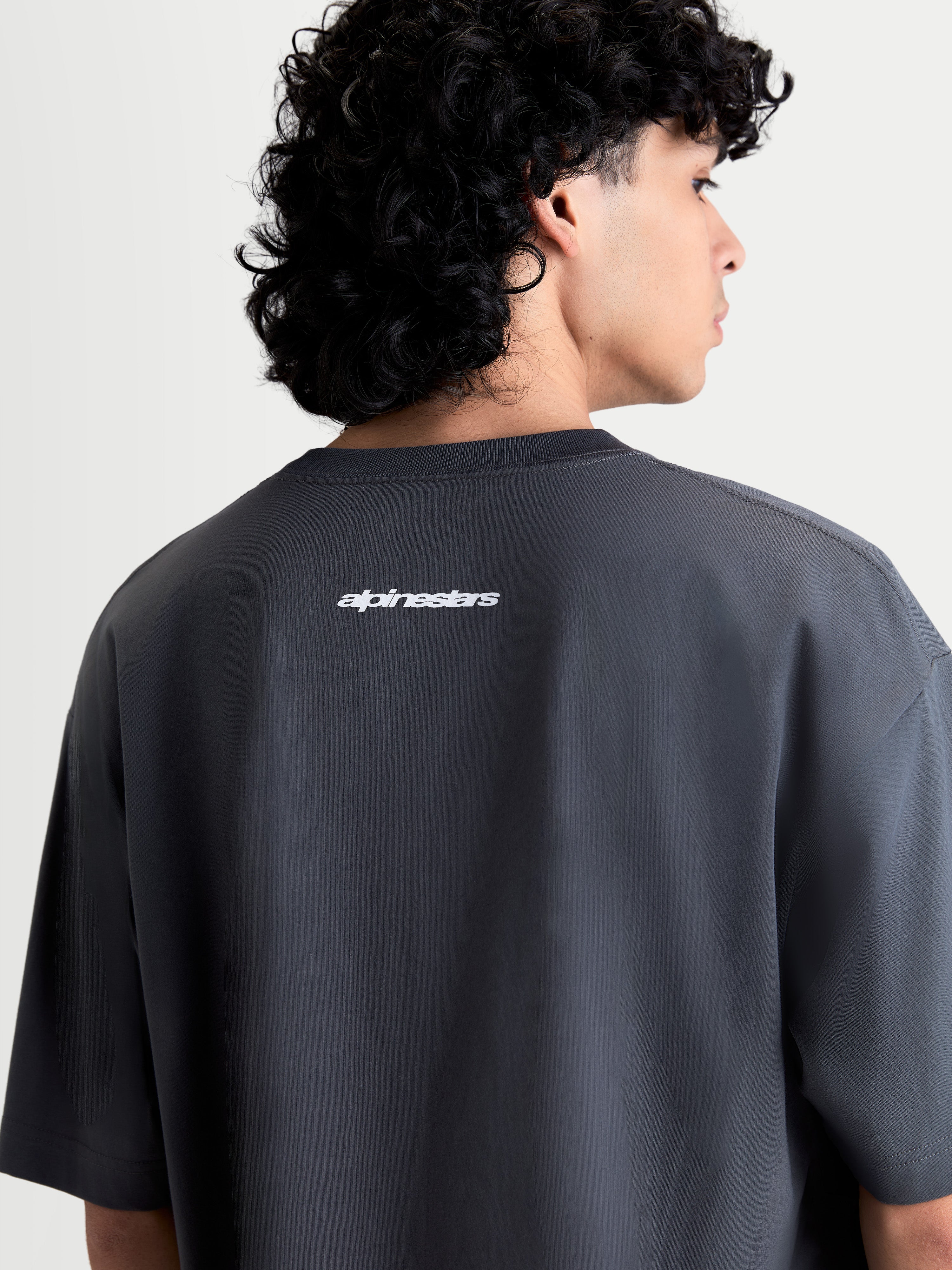 Alpinestars Mandate Oversized CSF, camiseta de mangas cortas para hombre, gris, vista posterior con logotipo Alpinestars blanco en relieve en la espalda, ajuste relajado, ropa deportiva casual