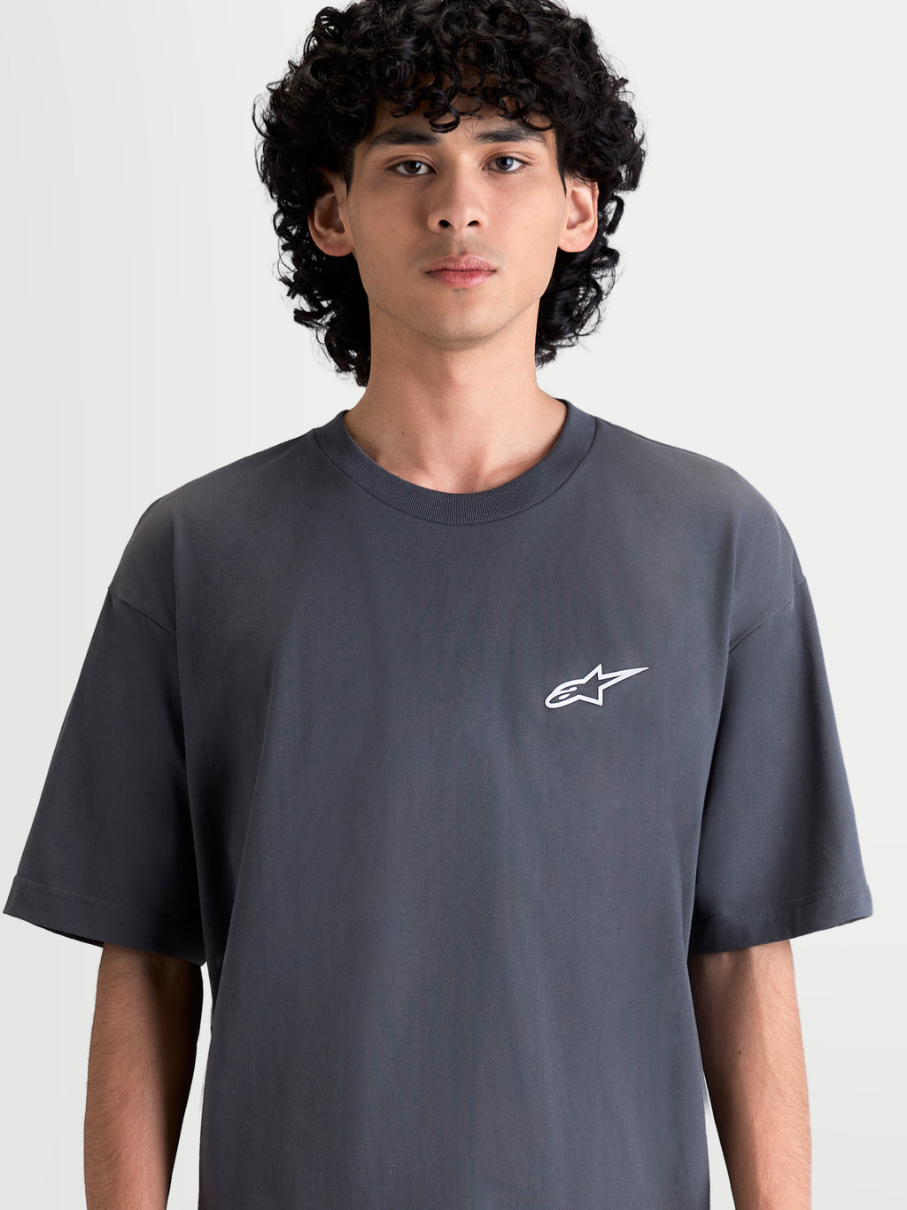 Alpinestars Camiseta Mandate Oversized CSF, camiseta de mangas cortas para hombre en gris carbón con logotipo Astars blanco en relieve en el pecho, ajuste relajado oversized, ropa deportiva premium
