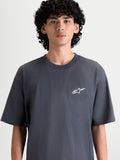 Alpinestars Camiseta Mandate Oversized CSF, camiseta de mangas cortas para hombre en gris carbón con logotipo Astars blanco en relieve en el pecho, ajuste relajado oversized, ropa deportiva premium