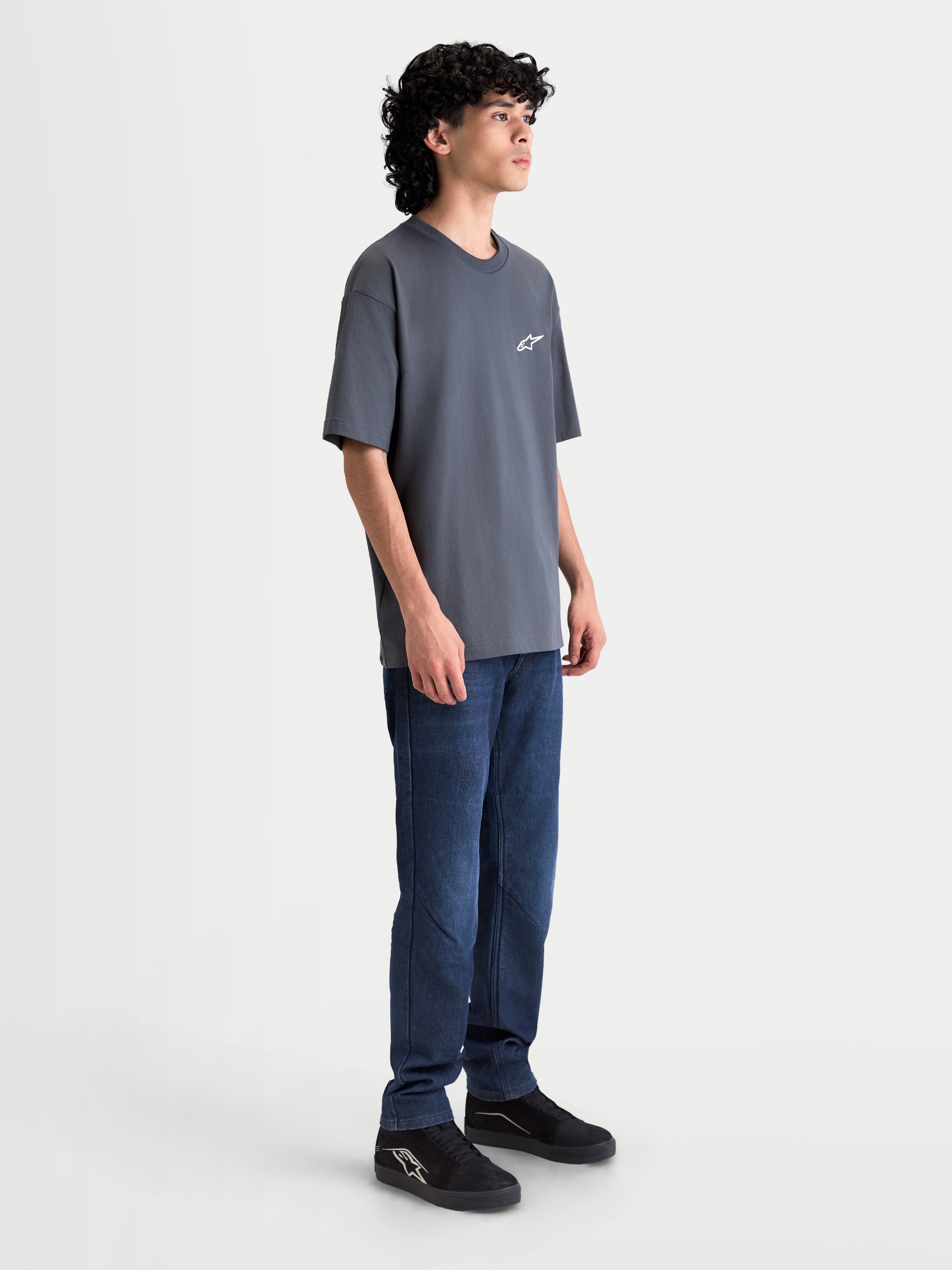 Alpinestars Mandate Oversized CSF, camiseta de mangas cortas para sportswear, ajuste oversized, gris carbón, con logotipo Astars en relieve, vista lateral en modelo