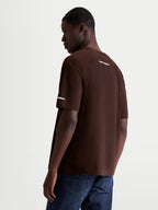 Alpinestars Mandate Oversized CSF, camiseta de mangas cortas para hombre, marrón con logotipos blancos en relieve en la espalda y la manga, ajuste relajado oversized, estilo sportswear casual