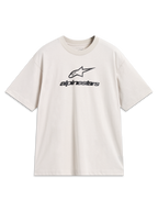 Alpinestars Prelude Oversized CSF Tee, camiseta de mangas cortas en color arena con logotipos negros apilados en el pecho, ajuste oversize y estilo casual deportivo