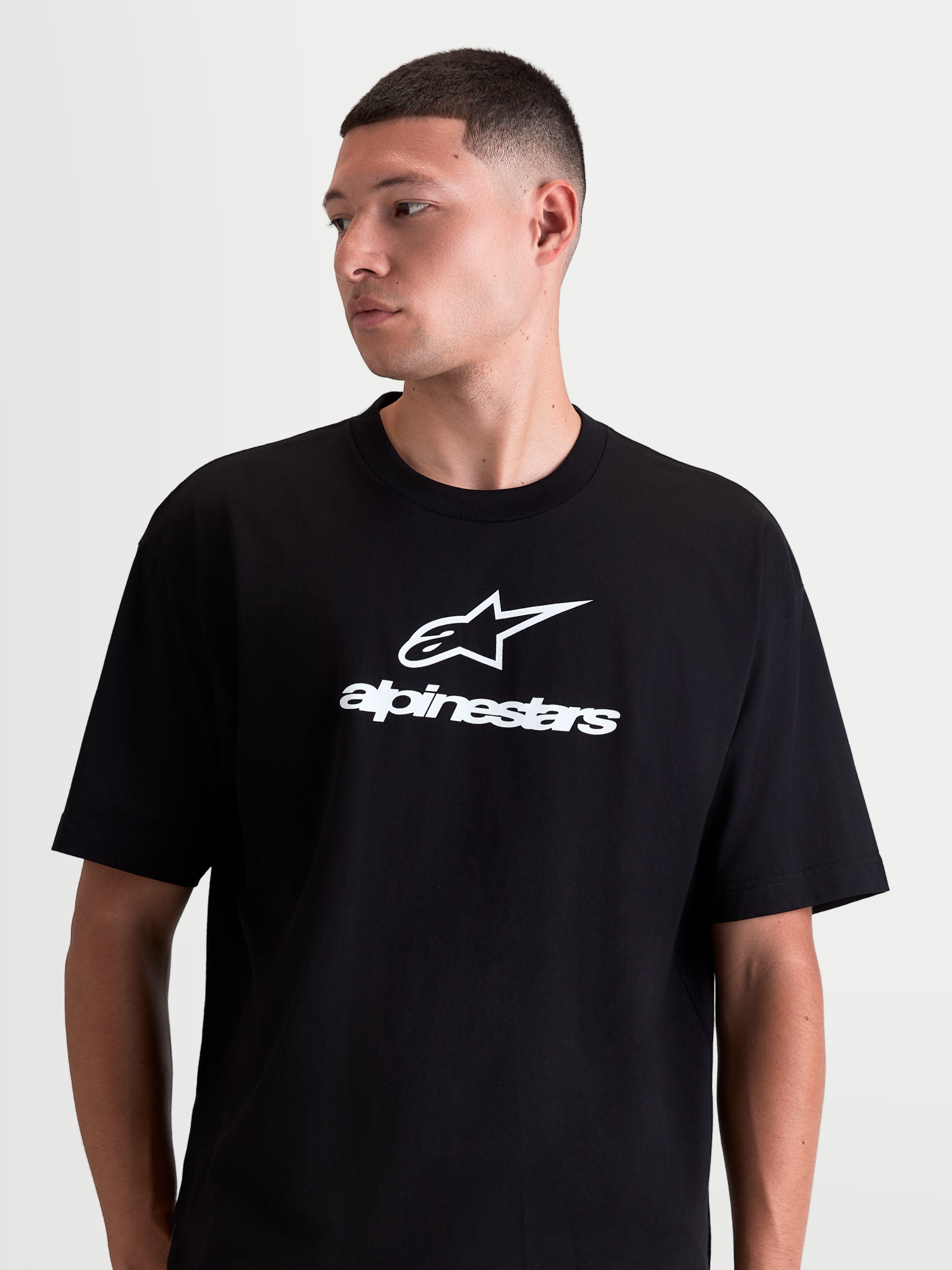 Alpinestars Prelude Oversized CSF, camiseta de mangas cortas para hombre, negra y blanca, con logotipo Astars apilado en el pecho, corte holgado, mezcla de algodón y poliéster, ropa deportiva