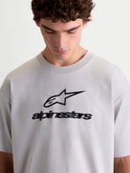 Alpinestars Prelude Oversized CSF, camiseta de mangas cortas en color gris cemento con logotipo Astars negro en el pecho, ajuste holgado de estilo casual y sportswear