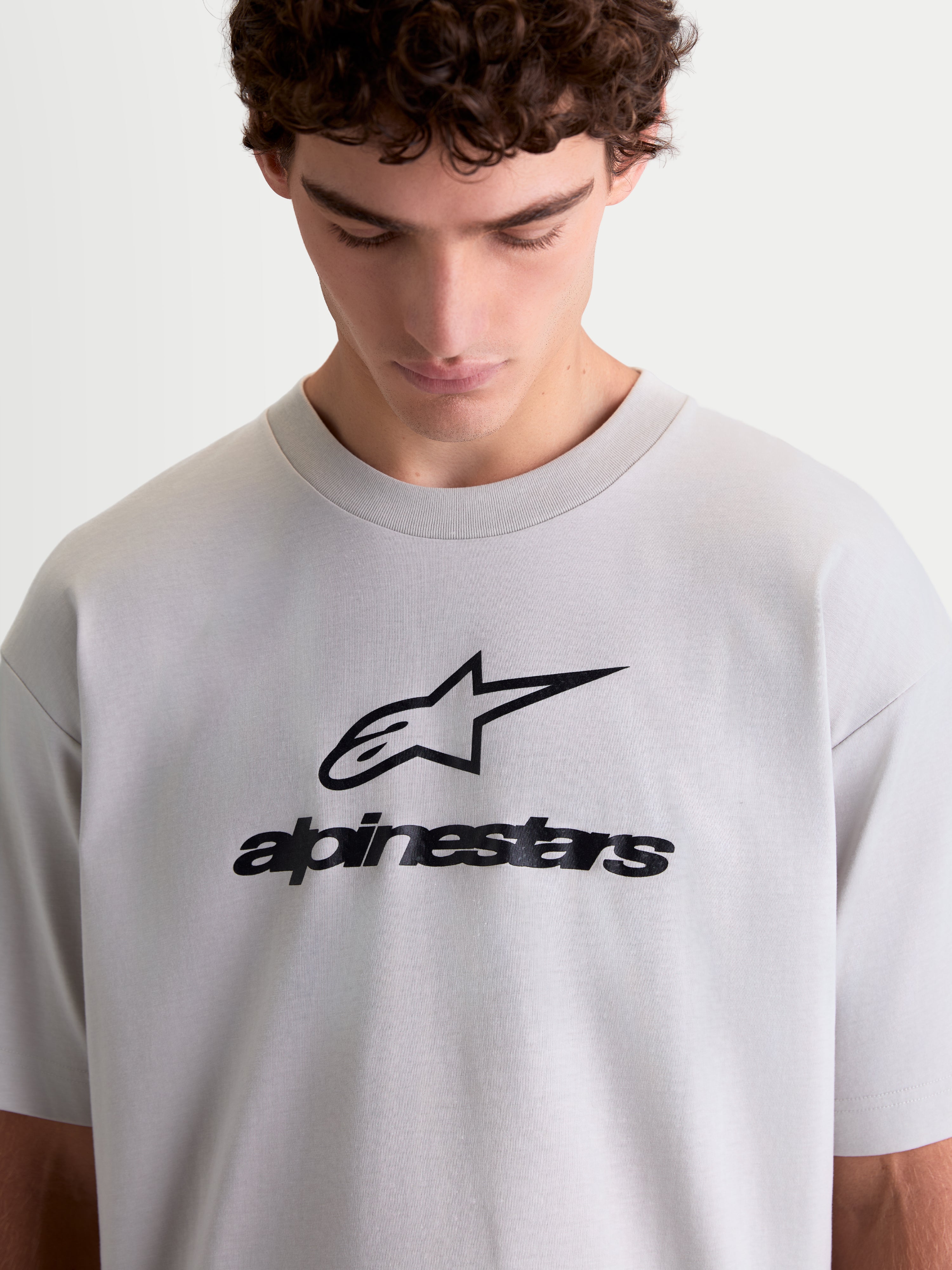 Alpinestars Prelude Oversized CSF, camiseta de mangas cortas en color gris cemento con logotipo Astars negro en el pecho, ajuste holgado de estilo casual y sportswear