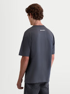 Alpinestars camiseta Prelude Oversized CSF, camiseta de mangas cortas para hombre, vista trasera en color gris con logotipo Alpinestars blanco en la parte superior de la espalda, corte holgado para un estilo casual inspirado en el motorsport