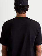 Alpinestars Camiseta Cypress CSF, camiseta de mangas cortas negra, vista posterior en modelo, tejido suave de algodón y poliéster para uso diario casual