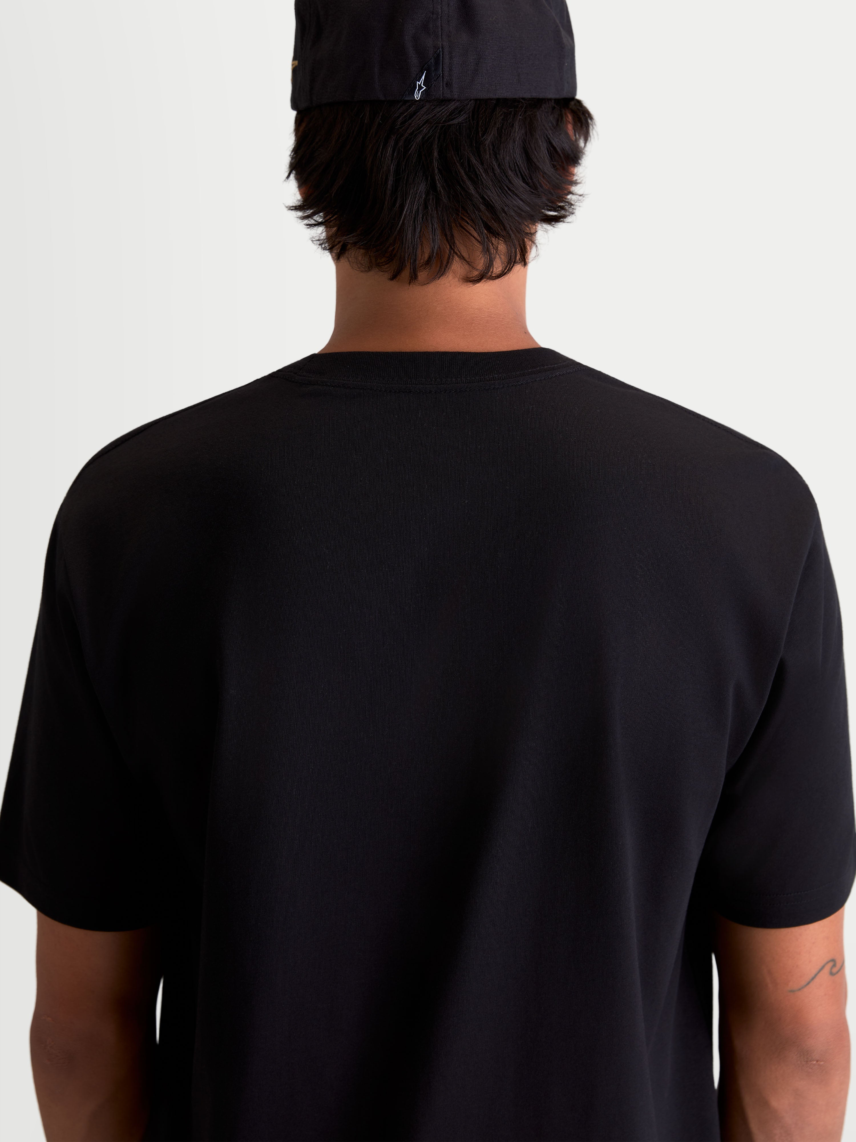 Alpinestars Camiseta Cypress CSF, camiseta de mangas cortas negra, vista posterior en modelo, tejido suave de algodón y poliéster para uso diario casual