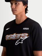 Alpinestars Cypress CSF, camiseta de mangas cortas para hombre, negra, primer plano del modelo con gráfico frontal de malla, logotipo blanco y marca Alpinestars Protects, ropa deportiva casual.