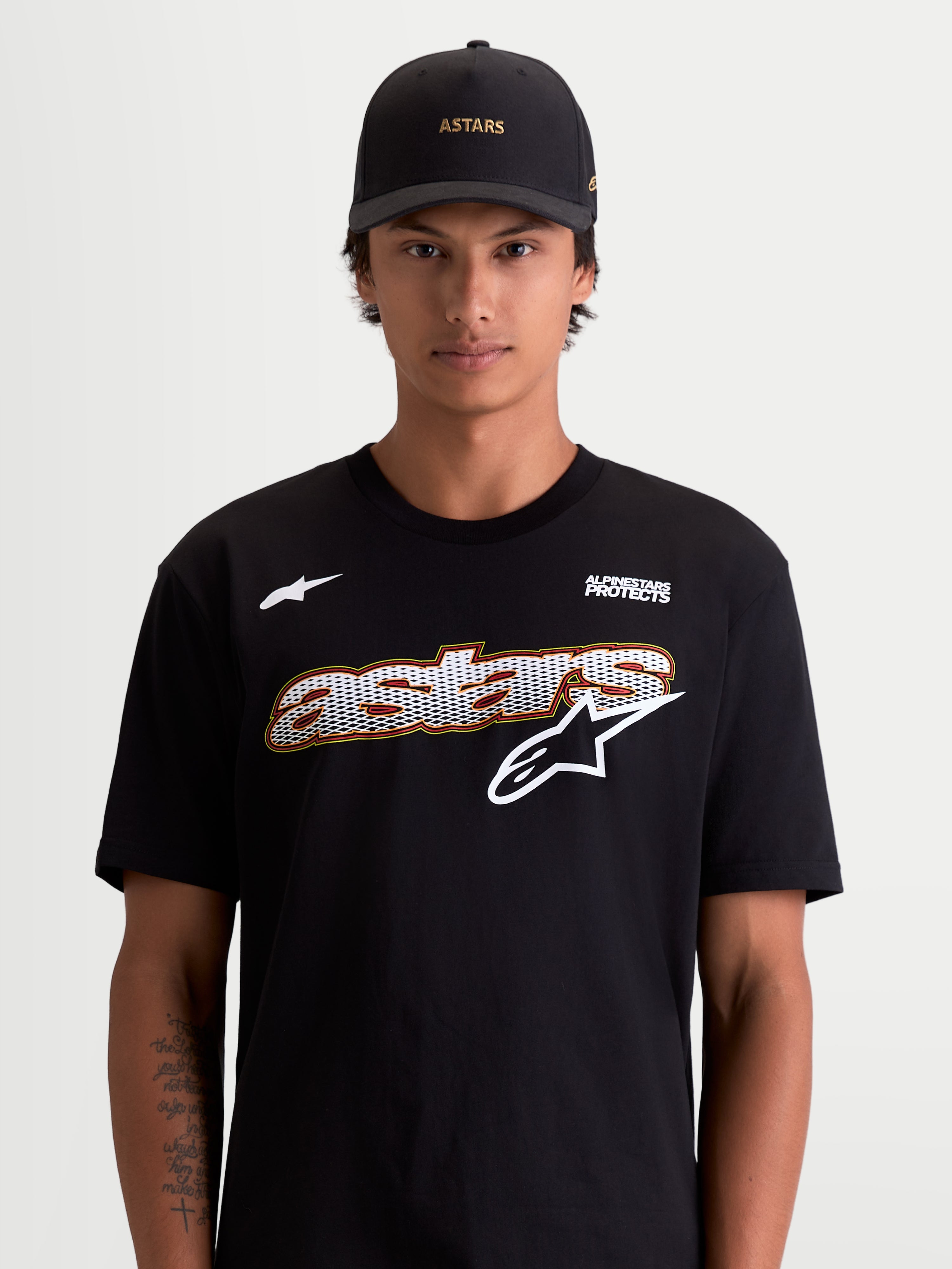 Alpinestars camiseta Cypress CSF, camiseta de mangas cortas para hombre, negra y blanca, con gráfico frontal Astars con relleno de malla y logotipo Alpinestars Protects, vista en modelo, estilo sportswear, tejido de algodón y poliéster premium