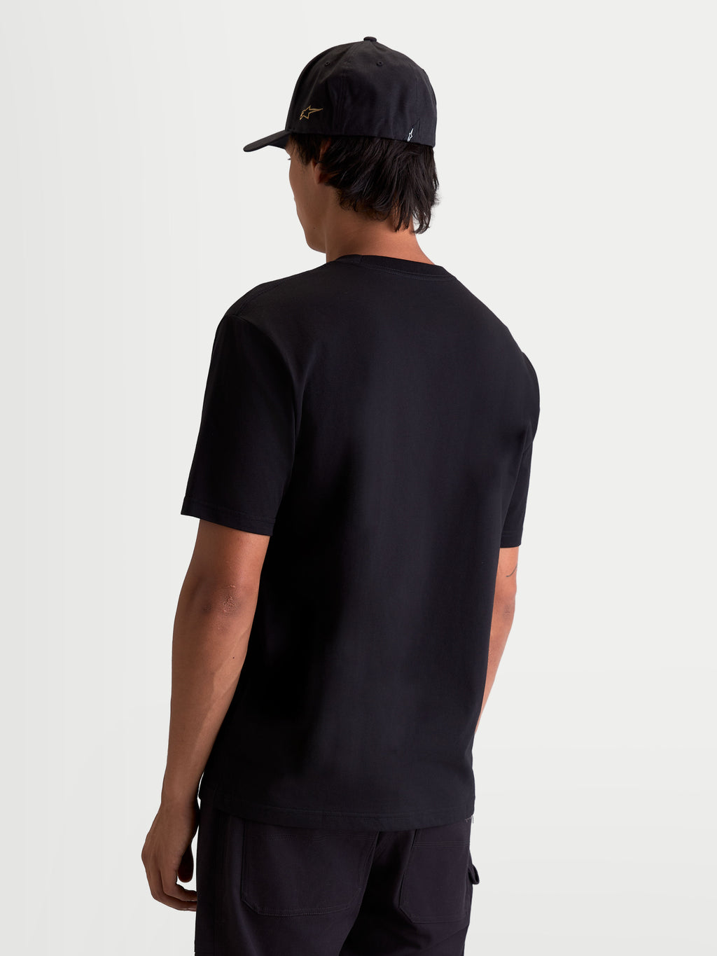 Alpinestars Cypress CSF, camiseta de mangas cortas para hombre, negra, vista posterior en modelo, confeccionada en mezcla de algodón y poliéster, ropa deportiva casual