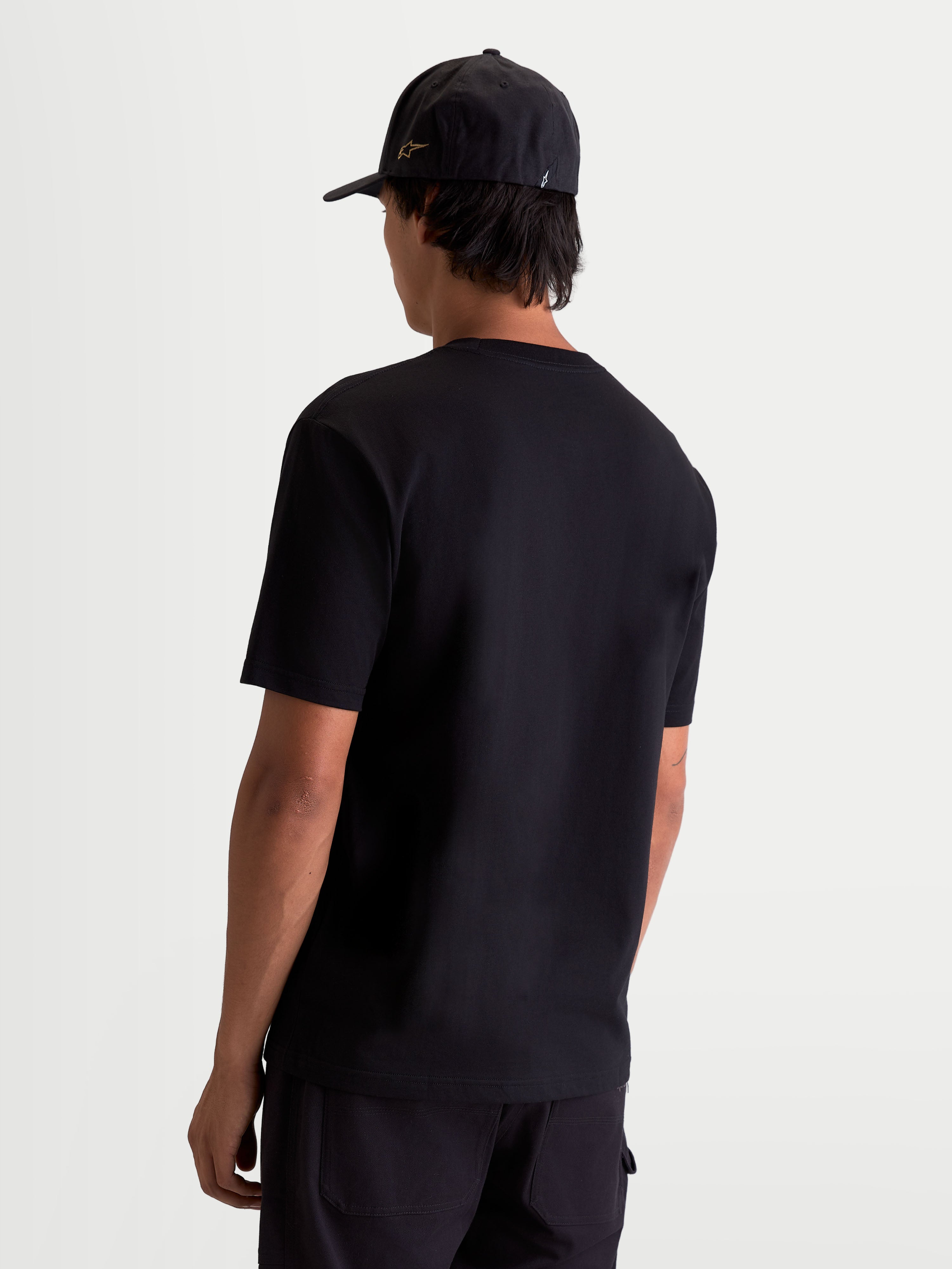 Alpinestars Cypress CSF, camiseta de mangas cortas para hombre, negra, vista posterior en modelo, confeccionada en mezcla de algodón y poliéster, ropa deportiva casual