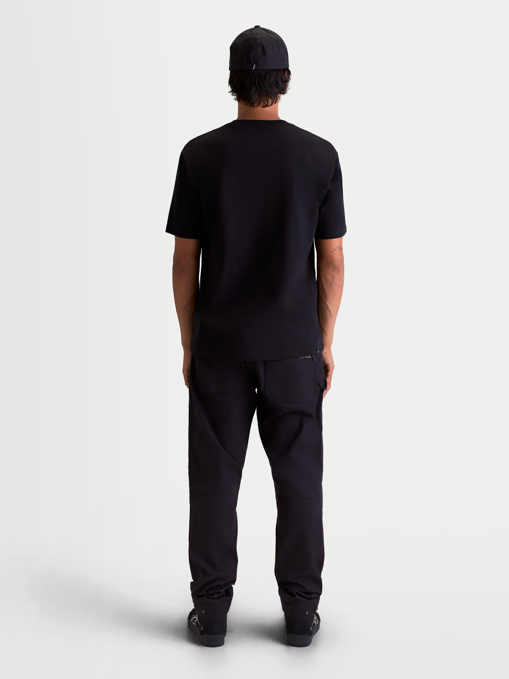 Alpinestars camiseta Cypress CSF, camiseta de mangas cortas para hombre, negra, vista trasera en modelo, confeccionada en mezcla premium de algodón y poliéster, ropa deportiva