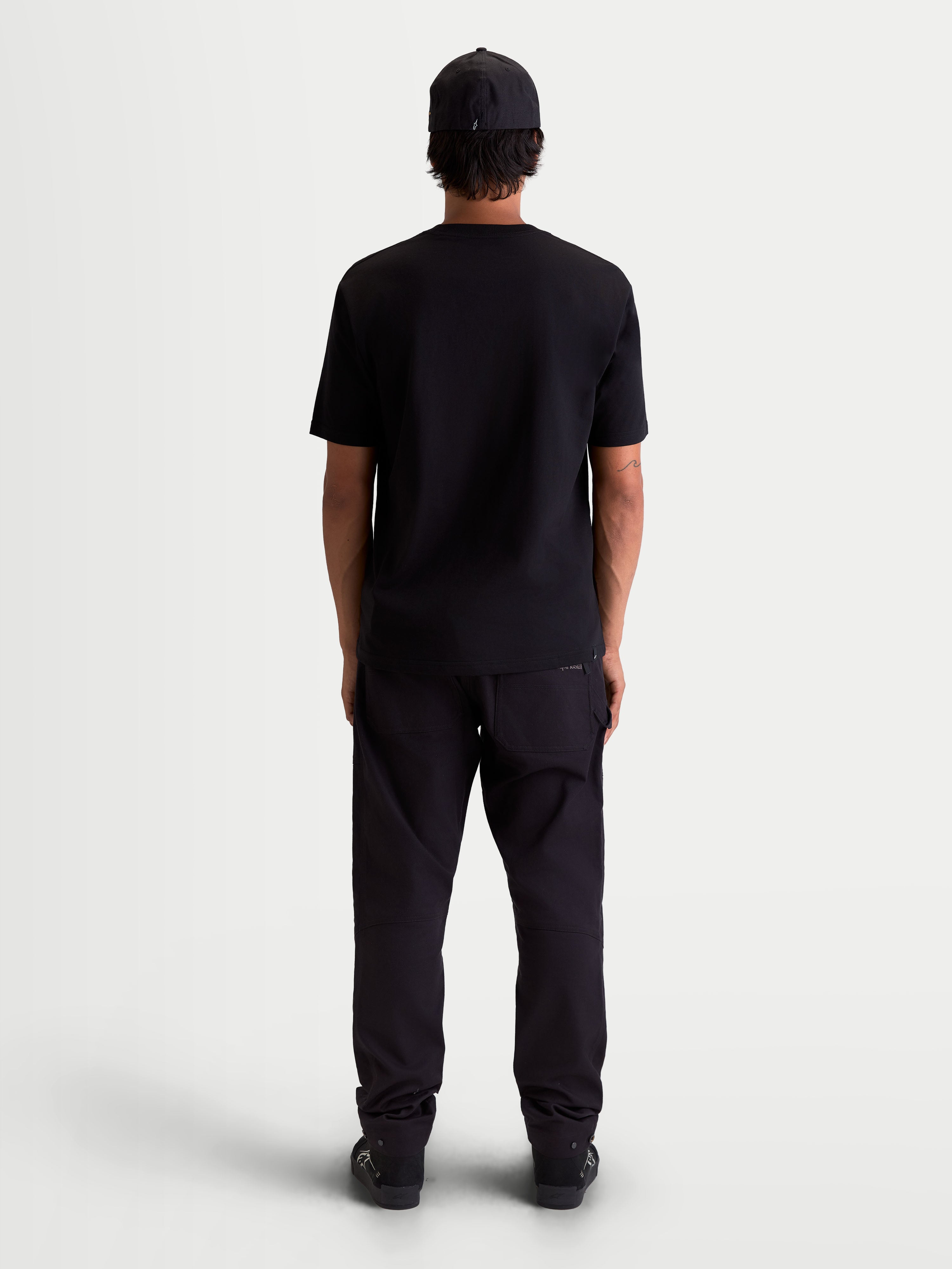 Alpinestars camiseta Cypress CSF, camiseta de mangas cortas para hombre, negra, vista trasera en modelo, confeccionada en mezcla premium de algodón y poliéster, ropa deportiva