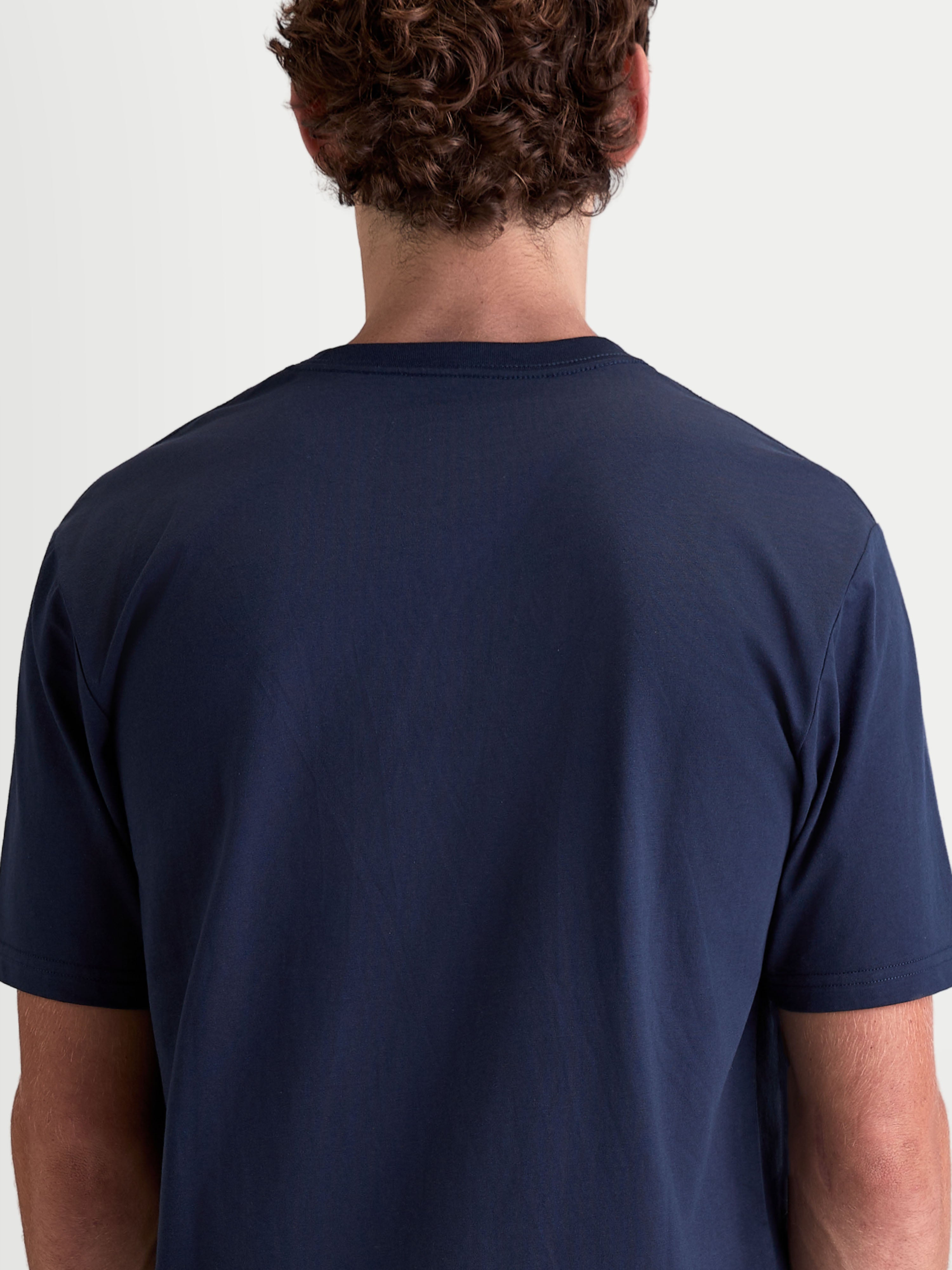 Alpinestars Camiseta Cypress CSF, camiseta de mangas cortas de estilo casual, azul marino, vista trasera sobre modelo, confeccionada en mezcla de algodón y poliéster premium para mayor comodidad diaria.