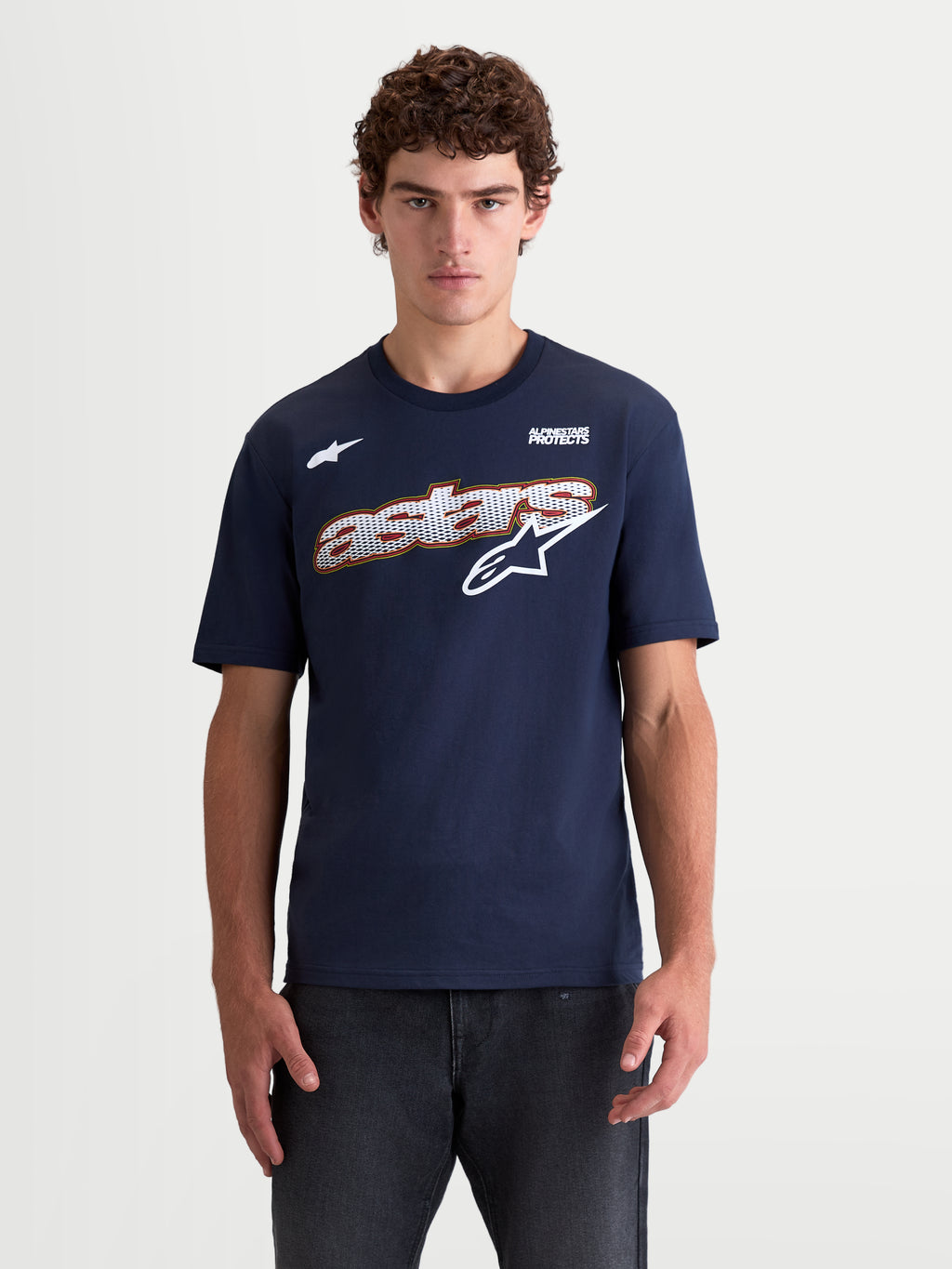 Alpinestars Cypress CSF, camiseta de mangas cortas, azul marino, gráfico frontal Astars con relleno de malla y detalles en blanco y rojo, ropa deportiva casual para hombre, vista en modelo