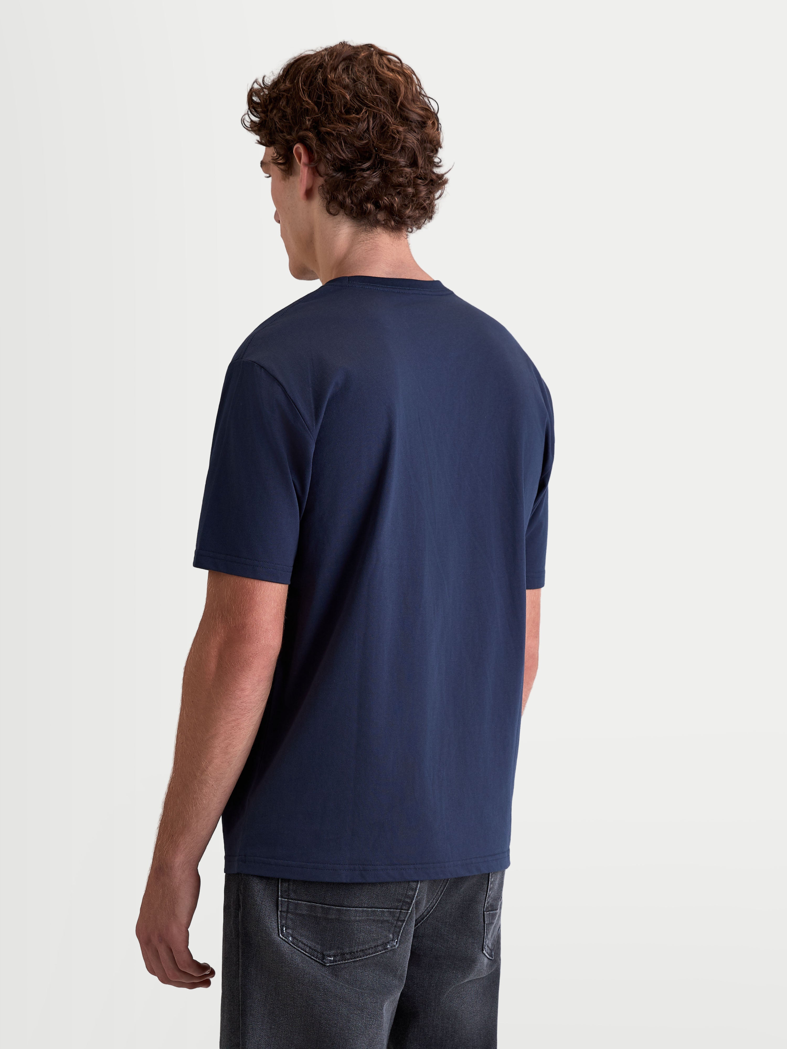 Alpinestars Cypress CSF, camiseta de mangas cortas para hombre, azul marino, vista trasera en modelo, mezcla de algodón premium y poliéster para uso diario