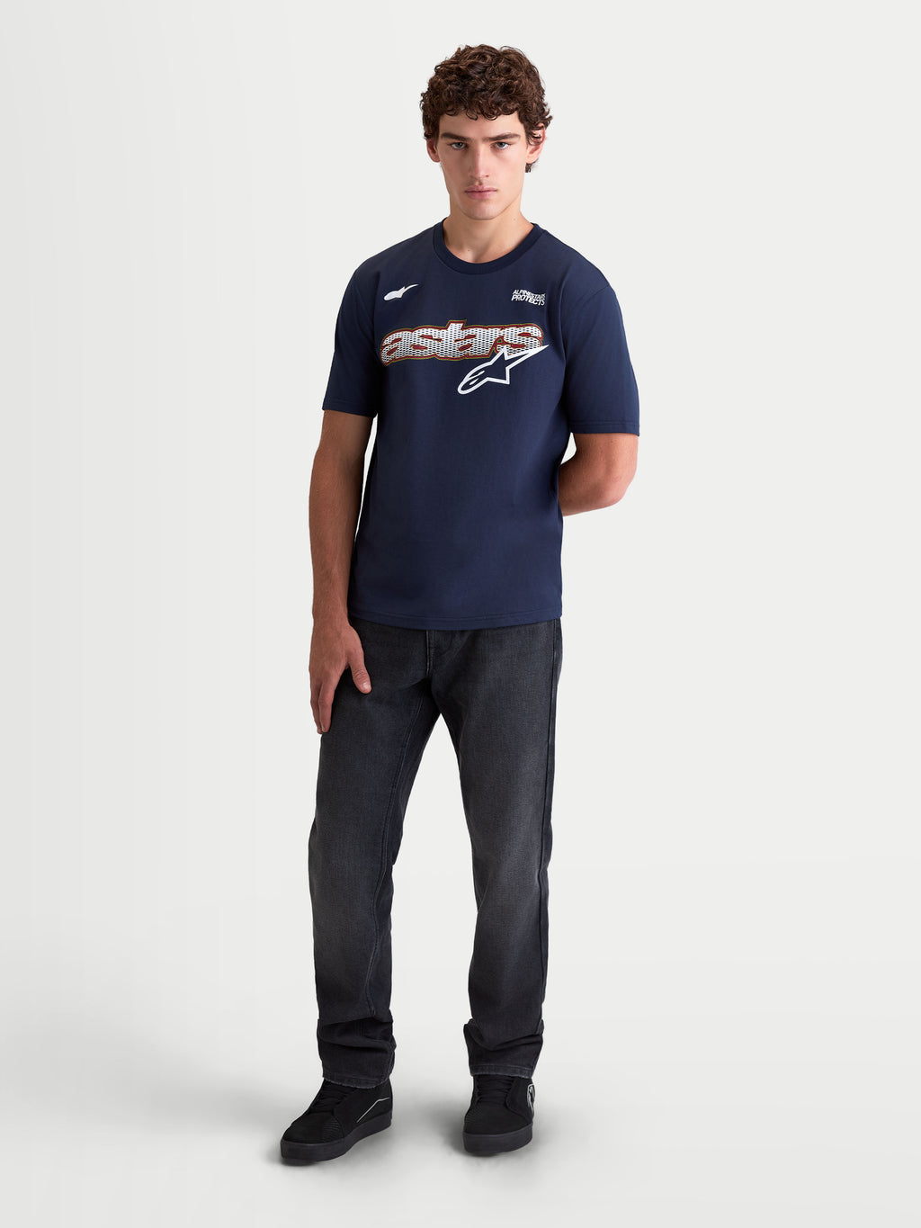 Alpinestars Cypress CSF, camiseta de mangas cortas para hombre, azul marino, con gráfico frontal Astars de relleno de malla, mezcla de algodón y poliéster, vista en modelo, estilo casual y deportivo