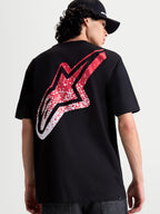 Alpinestars Meteor CSF, camiseta de mangas cortas para hombre, negra, vista trasera con gran logotipo Astars degradado en rojo y blanco inspirado en el MX, ropa casual de motorsport
