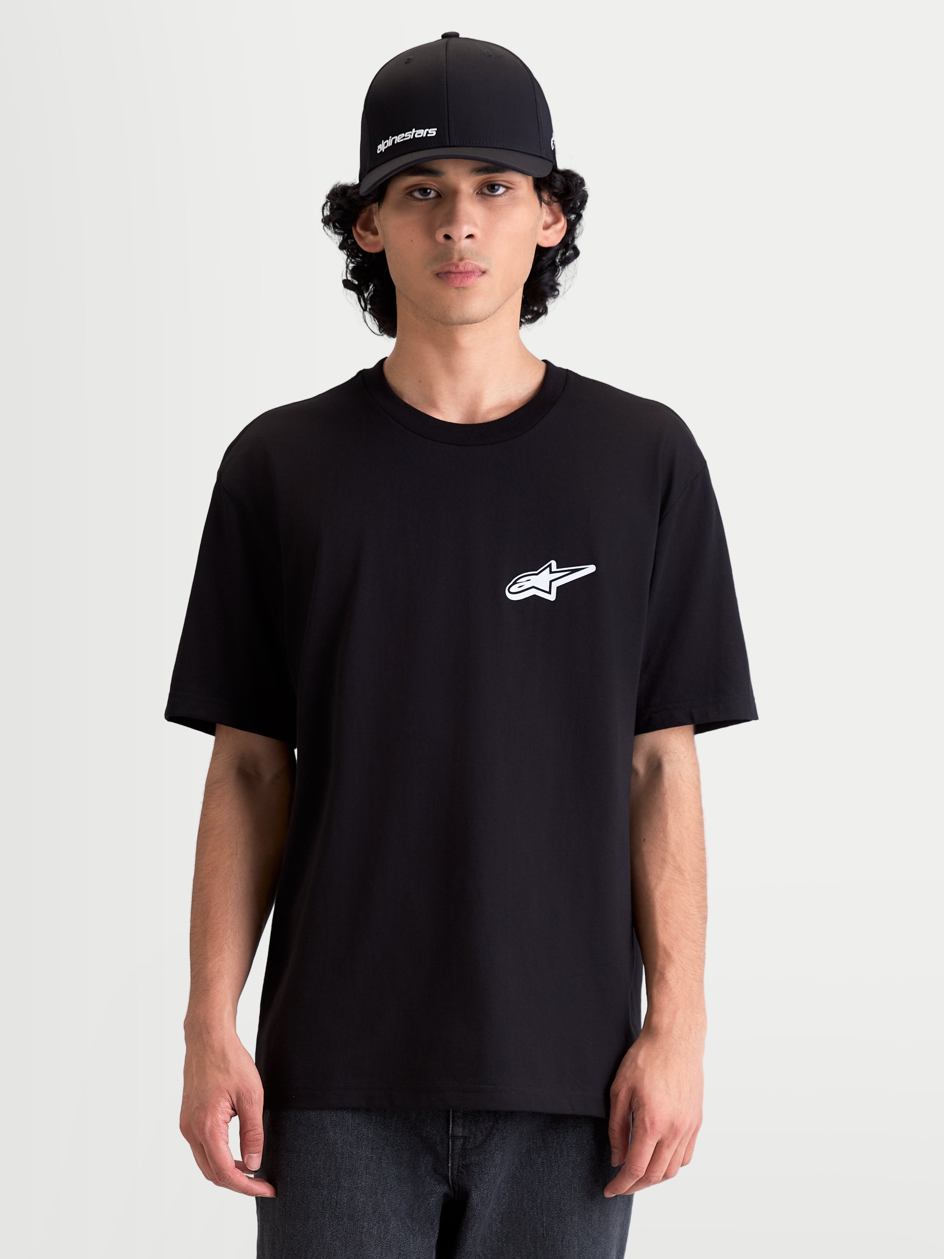 Alpinestars Meteor CSF, camiseta de mangas cortas para hombre, color negro con logotipo Astars blanco en el pecho, ropa casual de estilo motorsport usada por un modelo