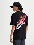 Alpinestars Camiseta Meteor CSF, camiseta de mangas cortas para hombre, negra y roja, vista trasera en modelo con un gran logotipo Astars degradado en la espalda inspirado en el MX, confeccionada en mezcla de algodón y poliéster para comodidad diaria.