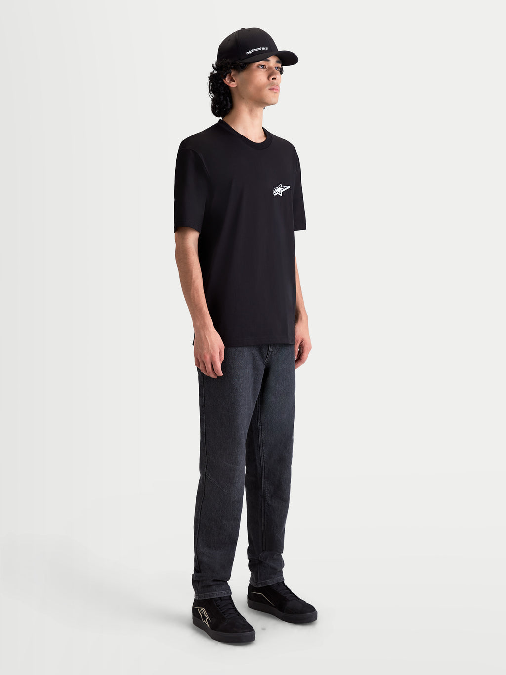 Alpinestars Meteor CSF, camiseta de mangas cortas para hombre, color negro con pequeño logotipo Astars blanco en el pecho, prenda de sportswear casual inspirada en el motorsport y el motocross