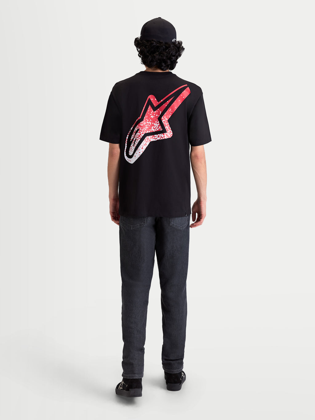 Alpinestars Meteor CSF, camiseta de mangas cortas negra con gran logotipo Astars en la espalda y gráfico degradado rojo y blanco inspirado en el MX, ropa deportiva casual, vista trasera en modelo