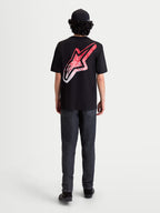 Alpinestars Meteor CSF, camiseta de mangas cortas negra con gran logotipo Astars en la espalda y gráfico degradado rojo y blanco inspirado en el MX, ropa deportiva casual, vista trasera en modelo