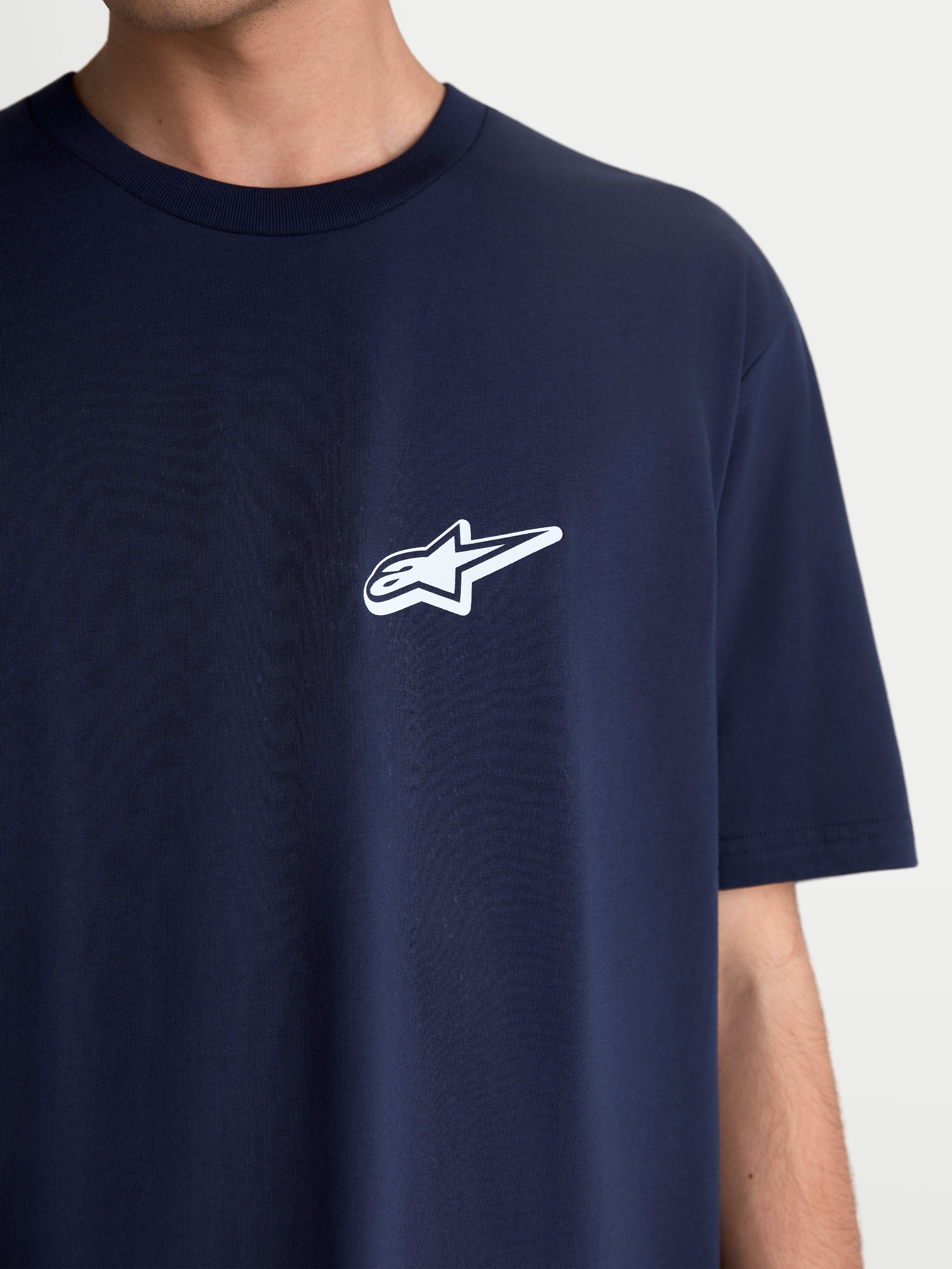 Alpinestars Meteor CSF, camiseta de mangas cortas de estilo casual motorsport, azul marino con un logotipo Astars blanco en el pecho, mezcla de algodón y poliéster, vista de primer plano en modelo.