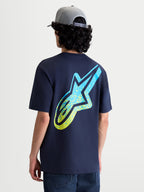 Alpinestars Camiseta Meteor CSF, camiseta de mangas cortas, azul marino con logotipo Astars grande en la espalda en degradado azul y verde lima inspirado en el MX, vista posterior sobre modelo, ropa deportiva casual