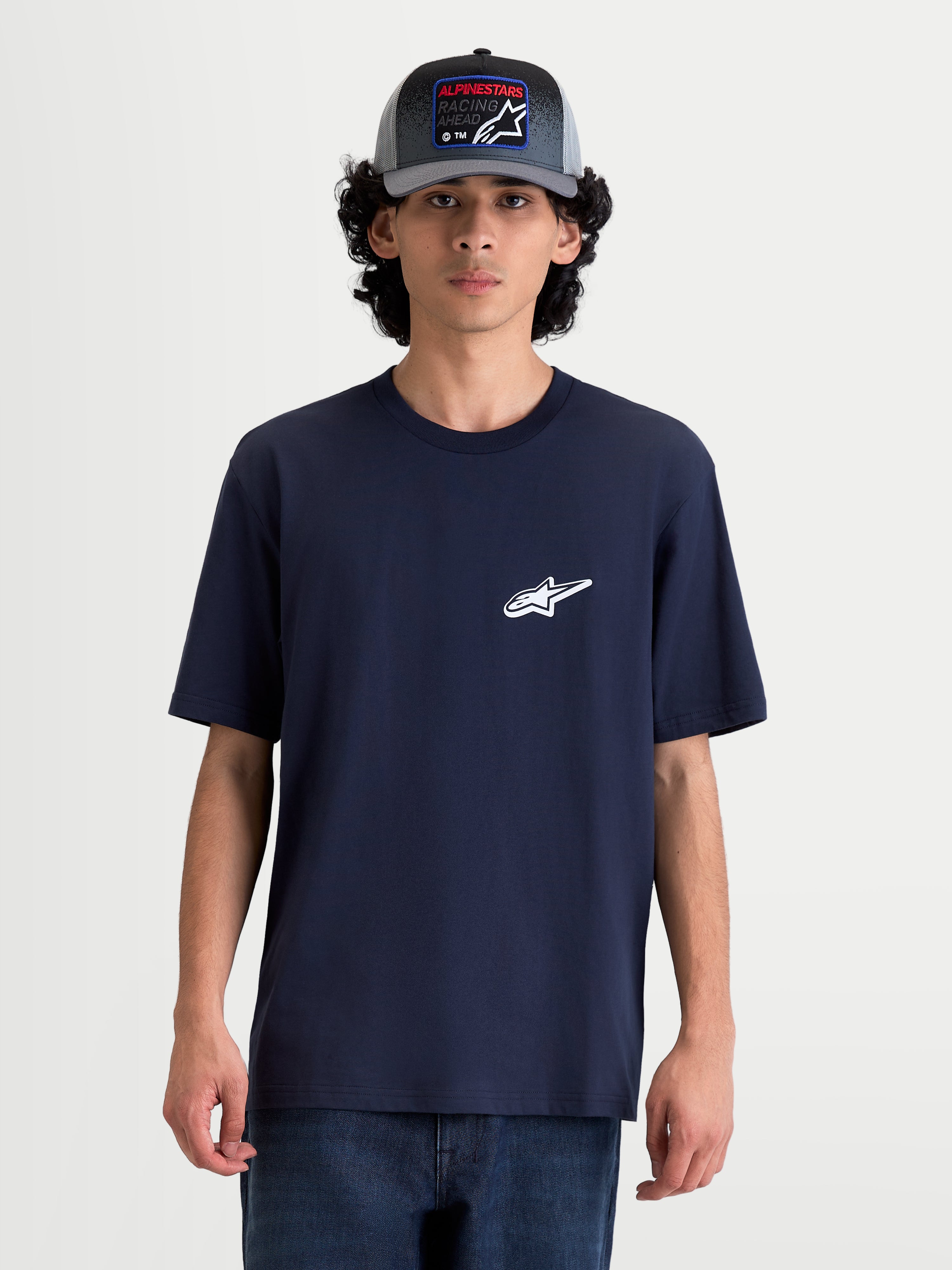 Alpinestars Meteor CSF, camiseta de mangas cortas para hombre, azul marino con logotipo Astars blanco pequeño en el pecho, vista frontal en modelo, estilo casual y deportivo, confeccionada en mezcla de algodón y poliéster