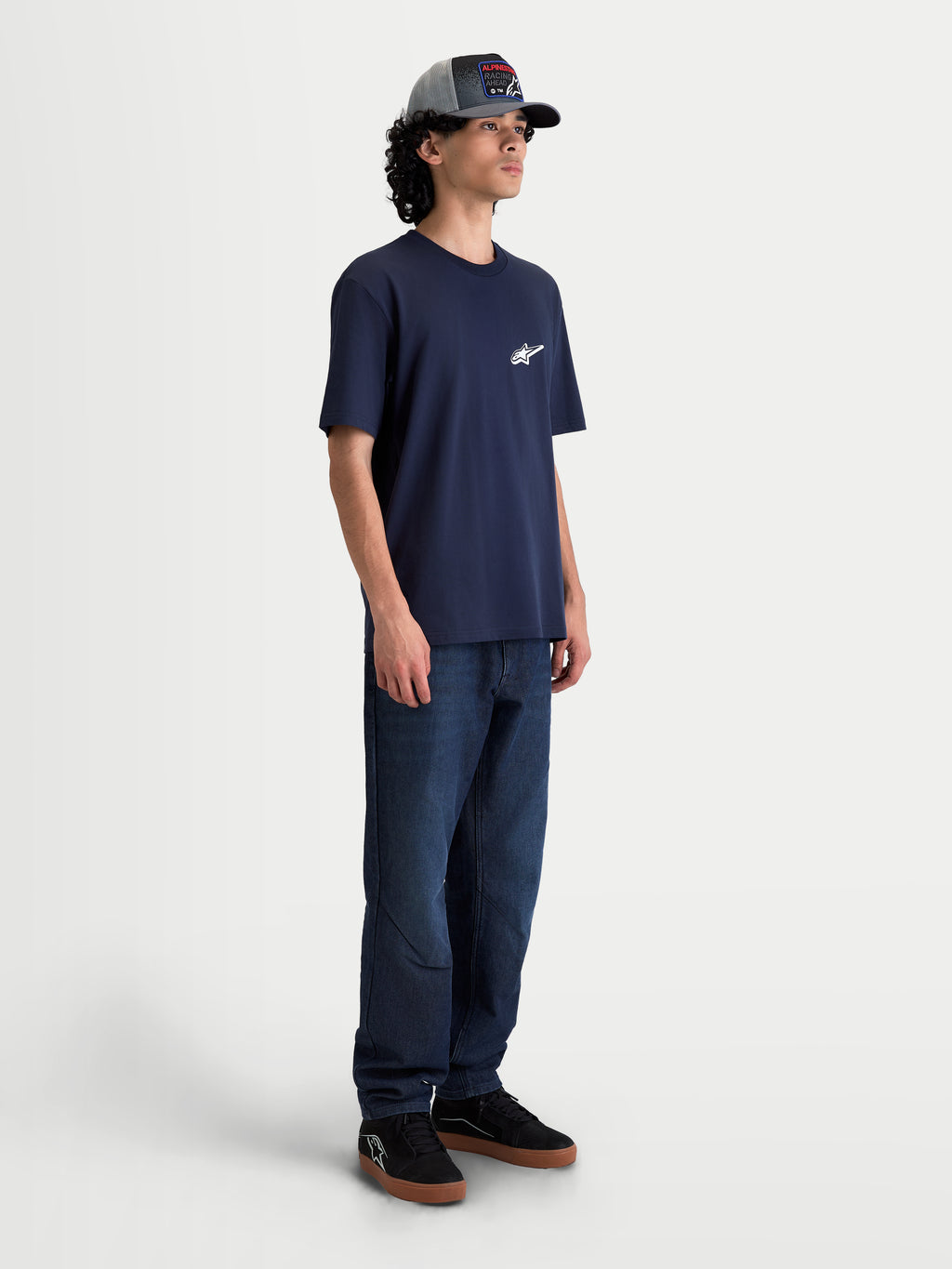 Alpinestars Meteor CSF, camiseta de mangas cortas para hombre, color azul marino con pequeño logotipo Astars blanco en el pecho, confeccionada en mezcla de algodón y poliéster, ropa casual de estilo lifestyle mostrada en modelo