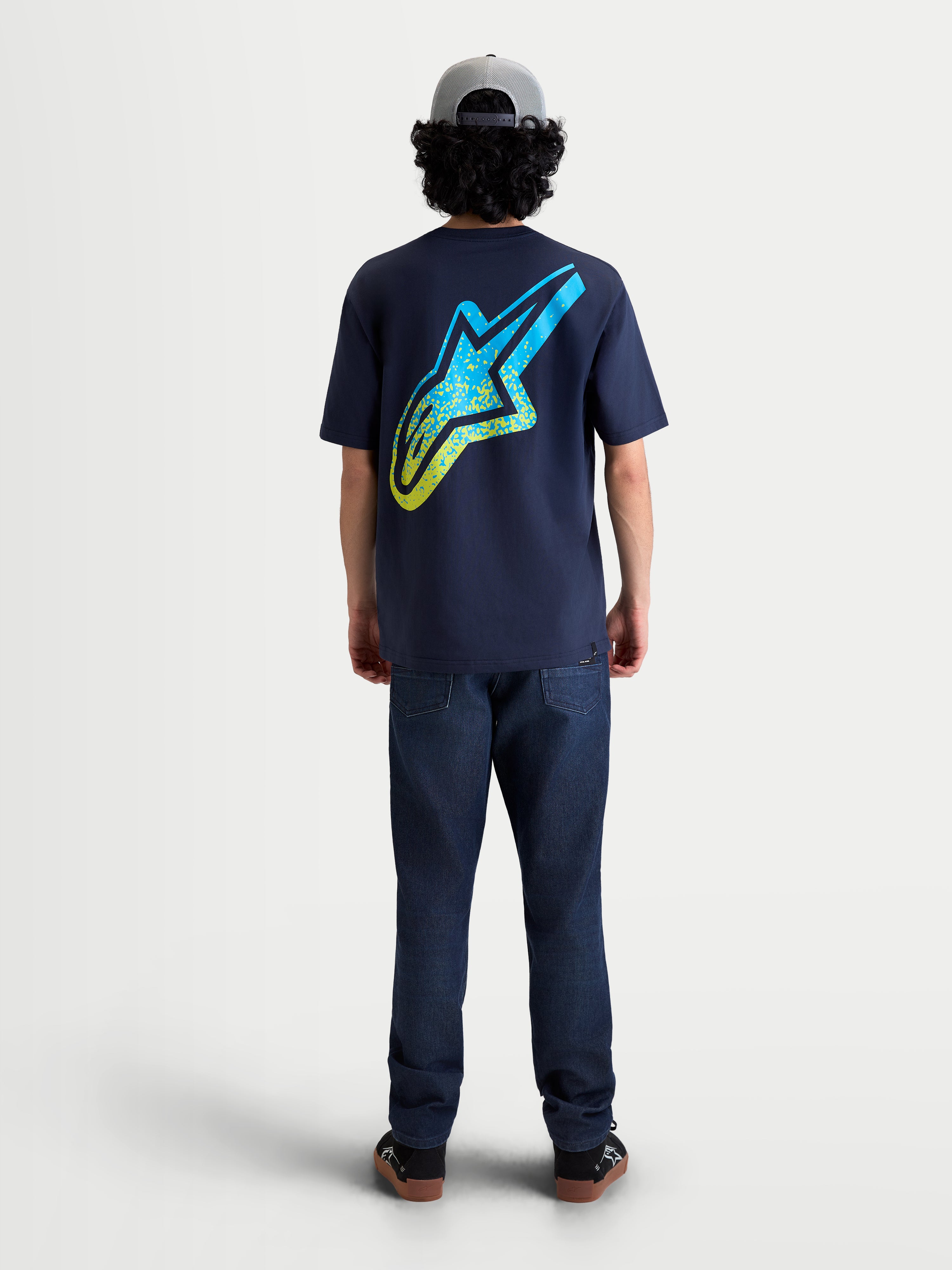 Alpinestars Meteor CSF, camiseta de mangas cortas azul marino, vista trasera en modelo con un gran logotipo Astars en la espalda con degradado amarillo y cian inspirado en el MX, ropa deportiva casual