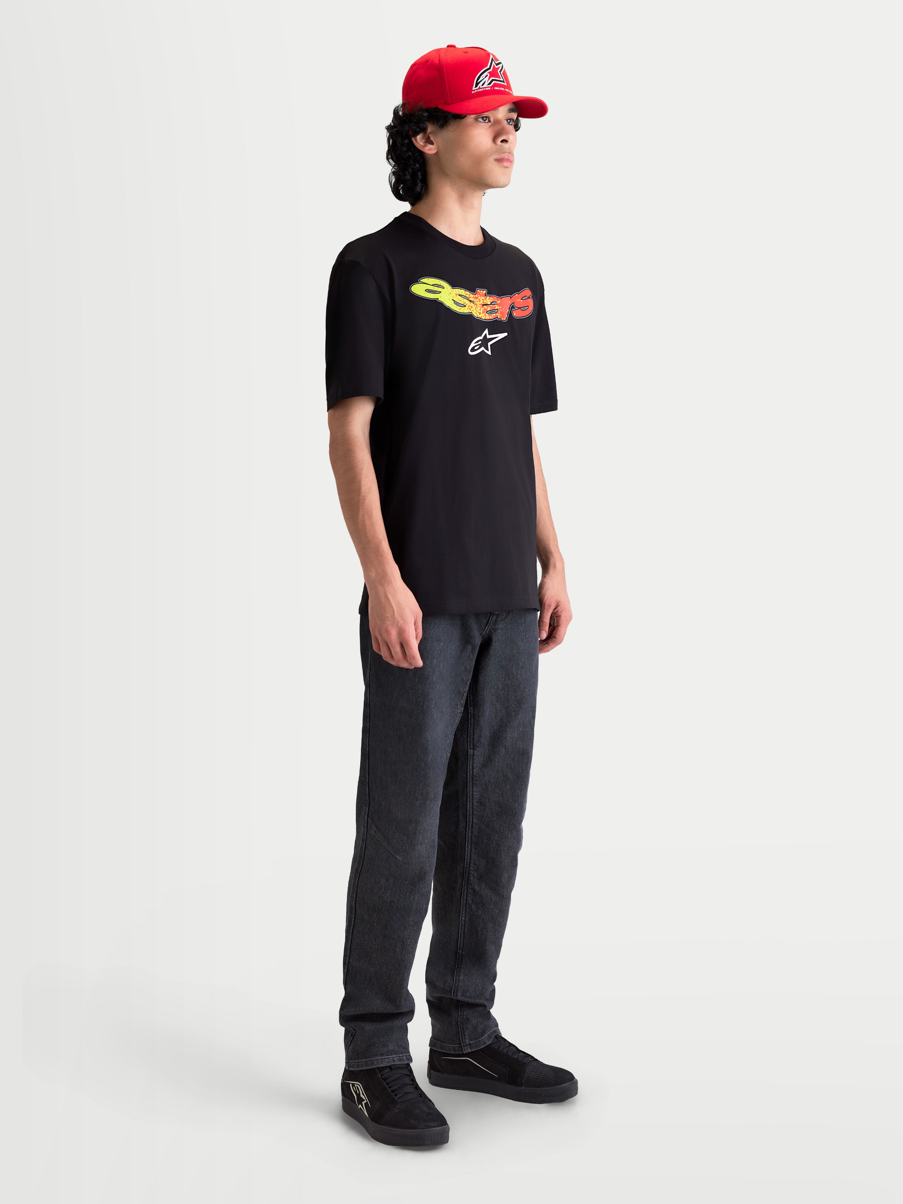 Alpinestars Camiseta Elliptogrit CSF, camiseta de mangas cortas para hombre, negra con gráfico frontal Astars en degradado amarillo y rojo y logotipo blanco, ropa deportiva de estilo casual