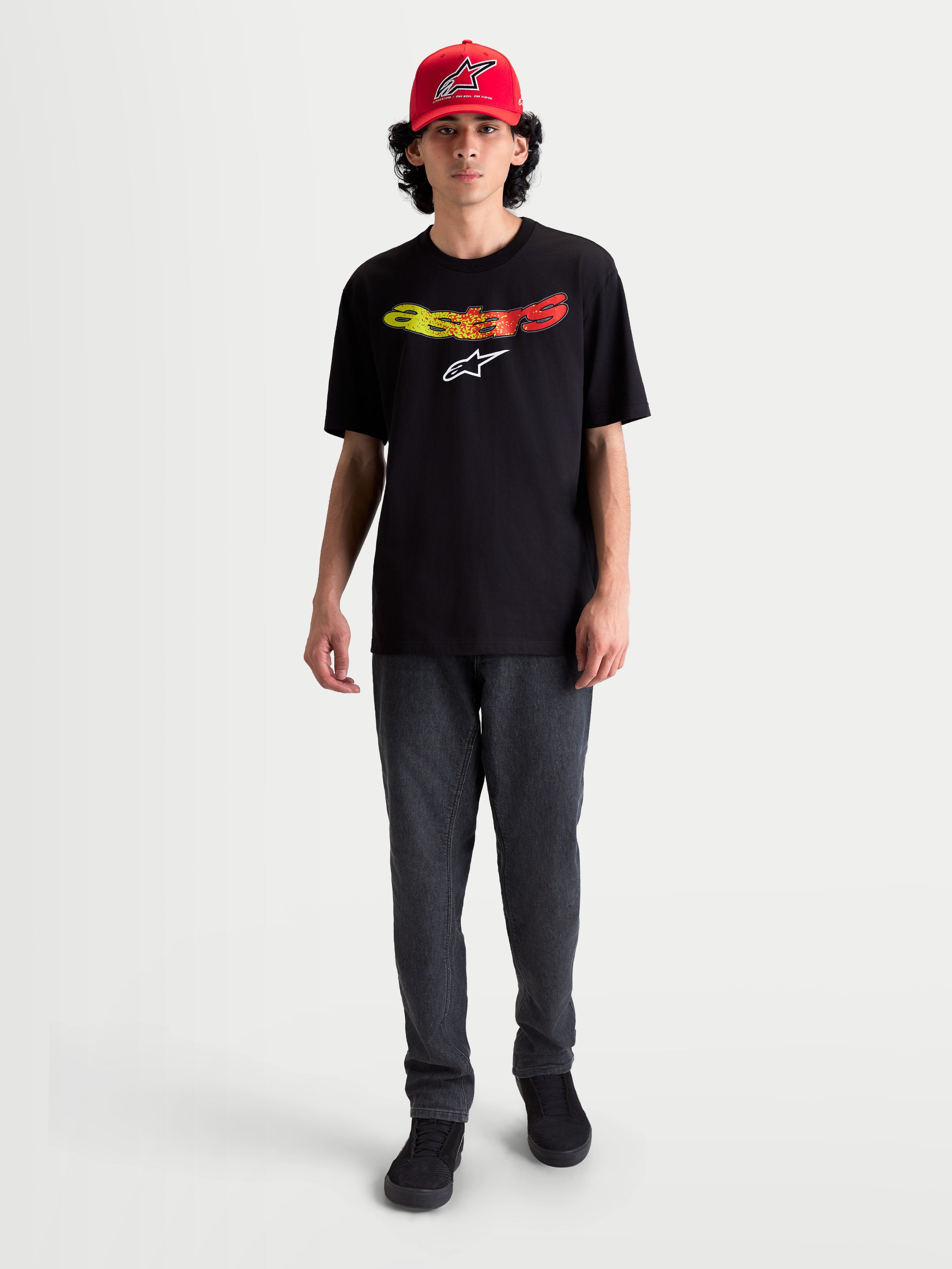 Alpinestars Camiseta Elliptogrit CSF, camiseta de mangas cortas para hombre, negra con logotipo de la palabra Astars en degradado amarillo y rojo, confeccionada en mezcla de algodón y poliéster, ropa casual de estilo sportswear