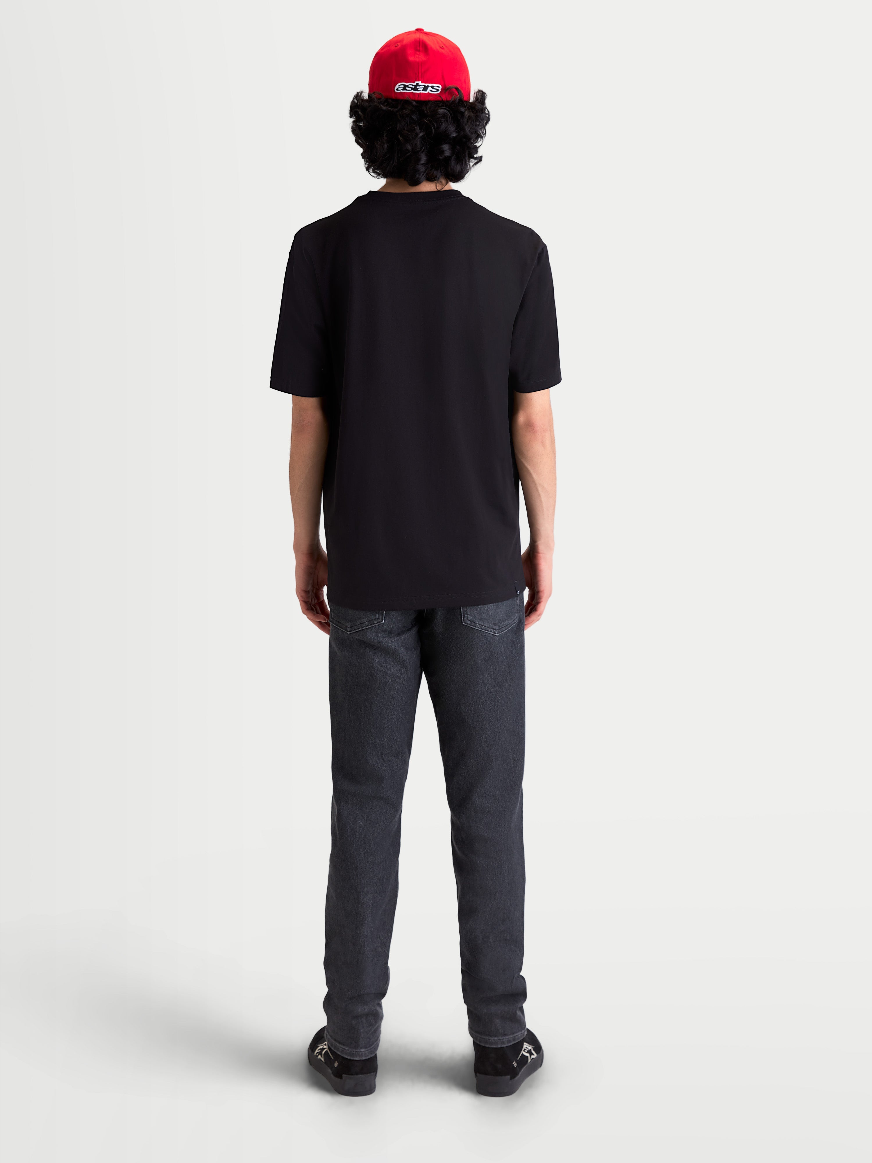 Alpinestars Elliptogrit CSF, camiseta de mangas cortas para hombre, negra, ropa deportiva para uso casual diario, vista trasera en modelo, confeccionada en mezcla de algodón y poliéster de alta calidad