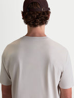 Alpinestars Elliptogrit CSF, camiseta de mangas cortas en color gris cemento, vista trasera del modelo, ropa deportiva casual de uso diario, confeccionada en una mezcla premium de algodón y poliéster.