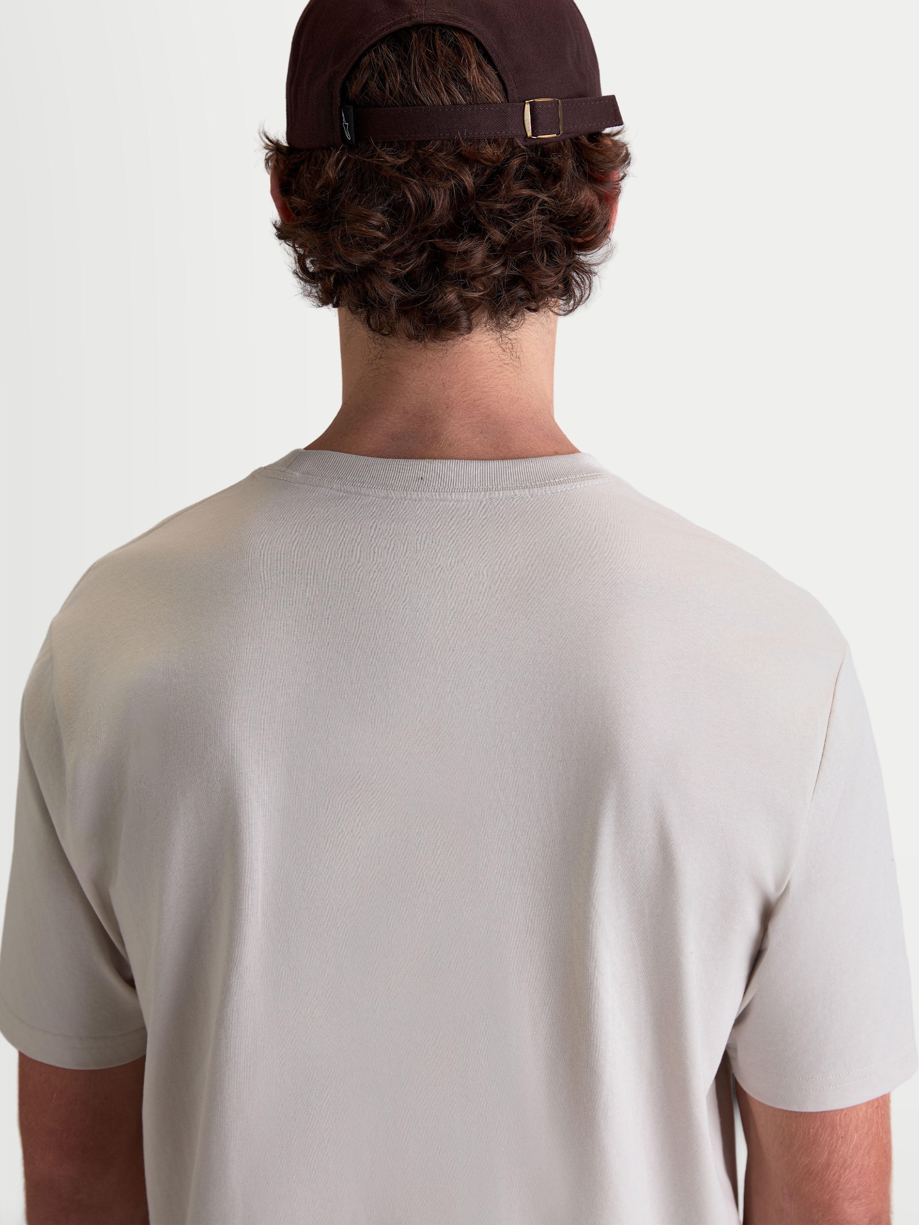 Alpinestars Elliptogrit CSF, camiseta de mangas cortas en color gris cemento, vista trasera del modelo, ropa deportiva casual de uso diario, confeccionada en una mezcla premium de algodón y poliéster.