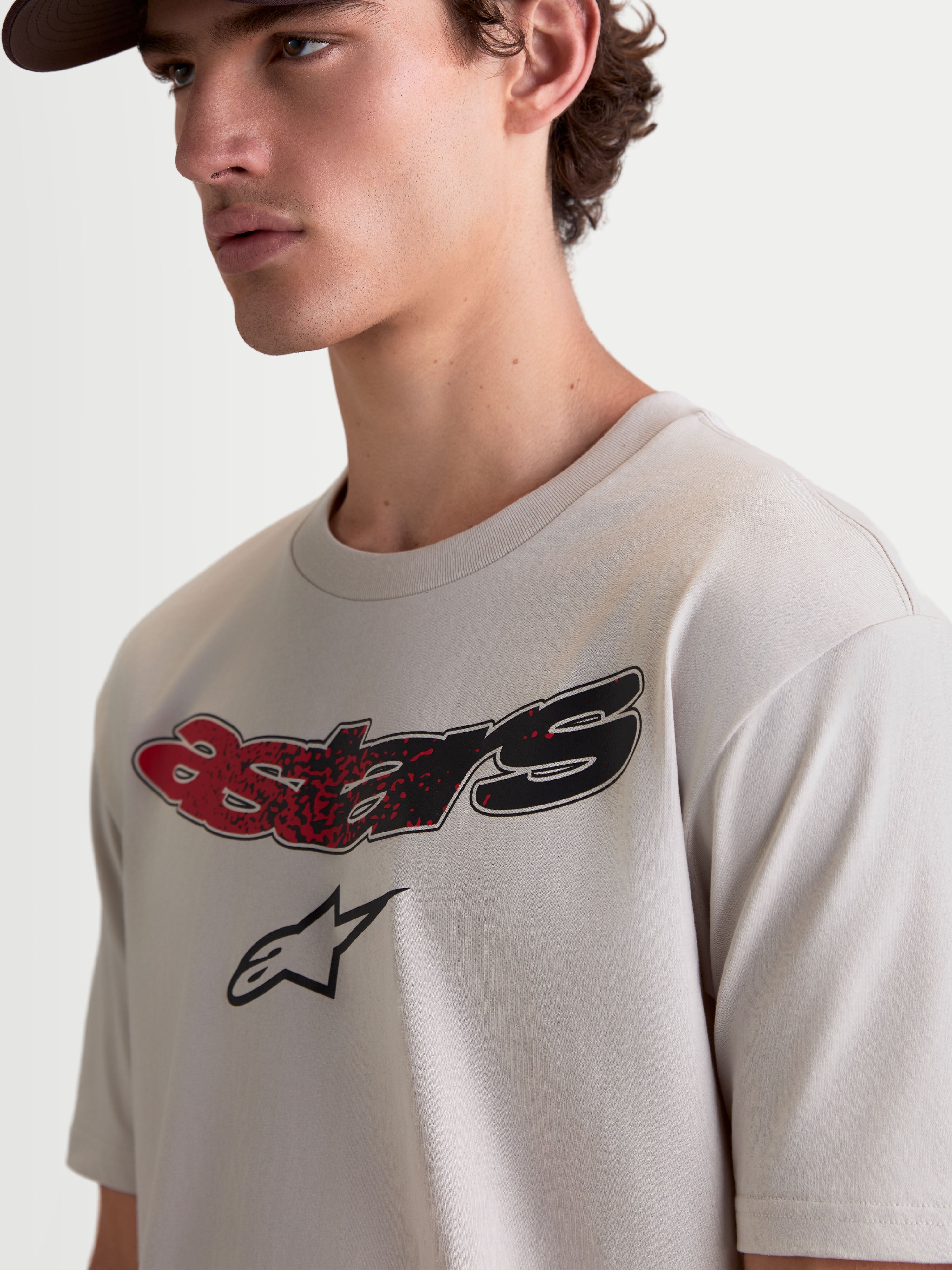 Alpinestars Elliptogrit CSF, camiseta de mangas cortas para hombre en color gris cemento, con gráfico frontal Astars en degradado rojo y negro, ropa deportiva de estilo motorsport casual