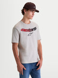 Alpinestars Elliptogrit CSF, camiseta de mangas cortas para hombre, gris cemento con logotipo Astars frontal en degradado rojo y negro, vista en modelo, ropa deportiva casual