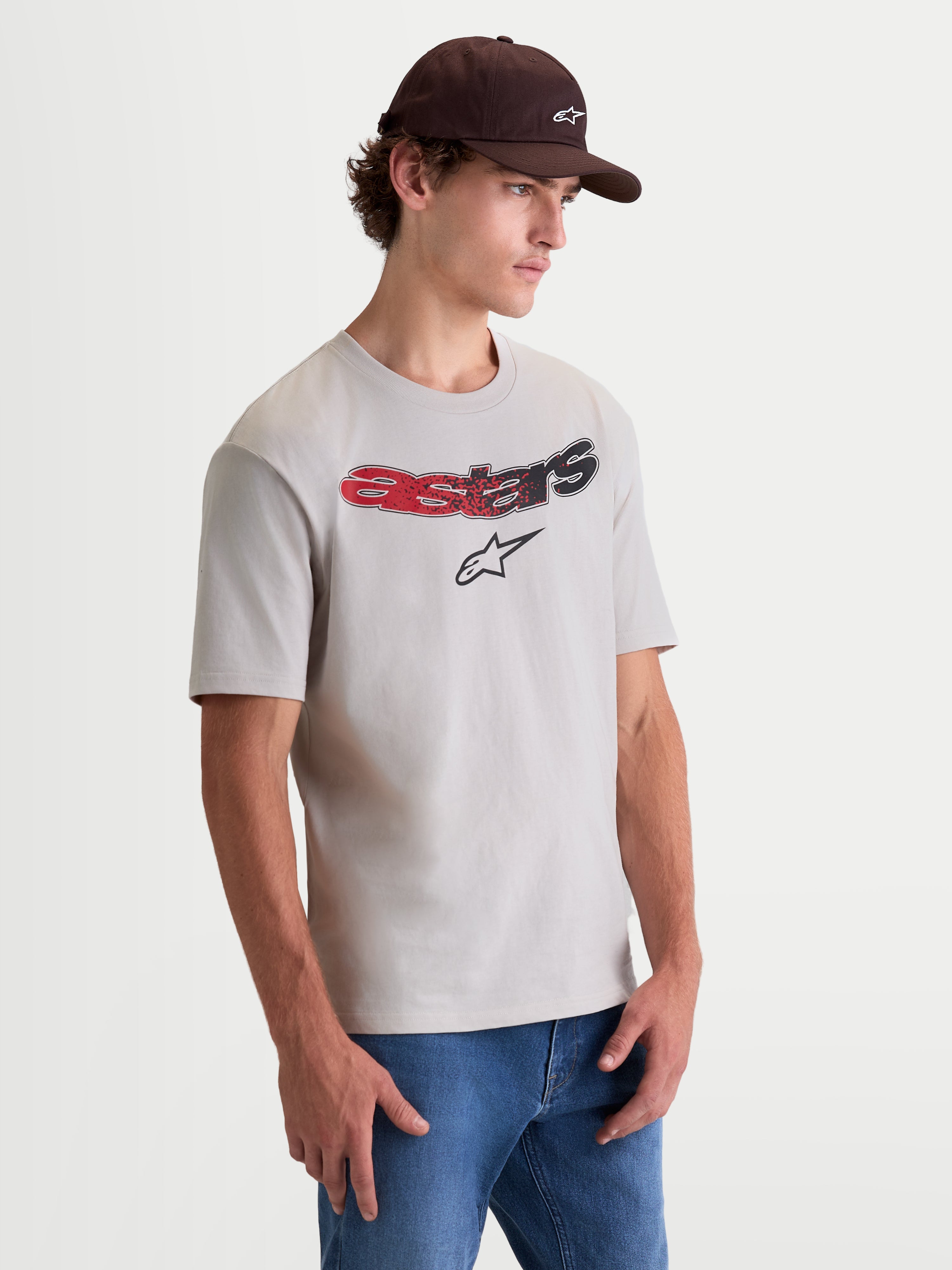 Alpinestars Elliptogrit CSF, camiseta de mangas cortas para hombre, gris cemento con logotipo Astars frontal en degradado rojo y negro, vista en modelo, ropa deportiva casual