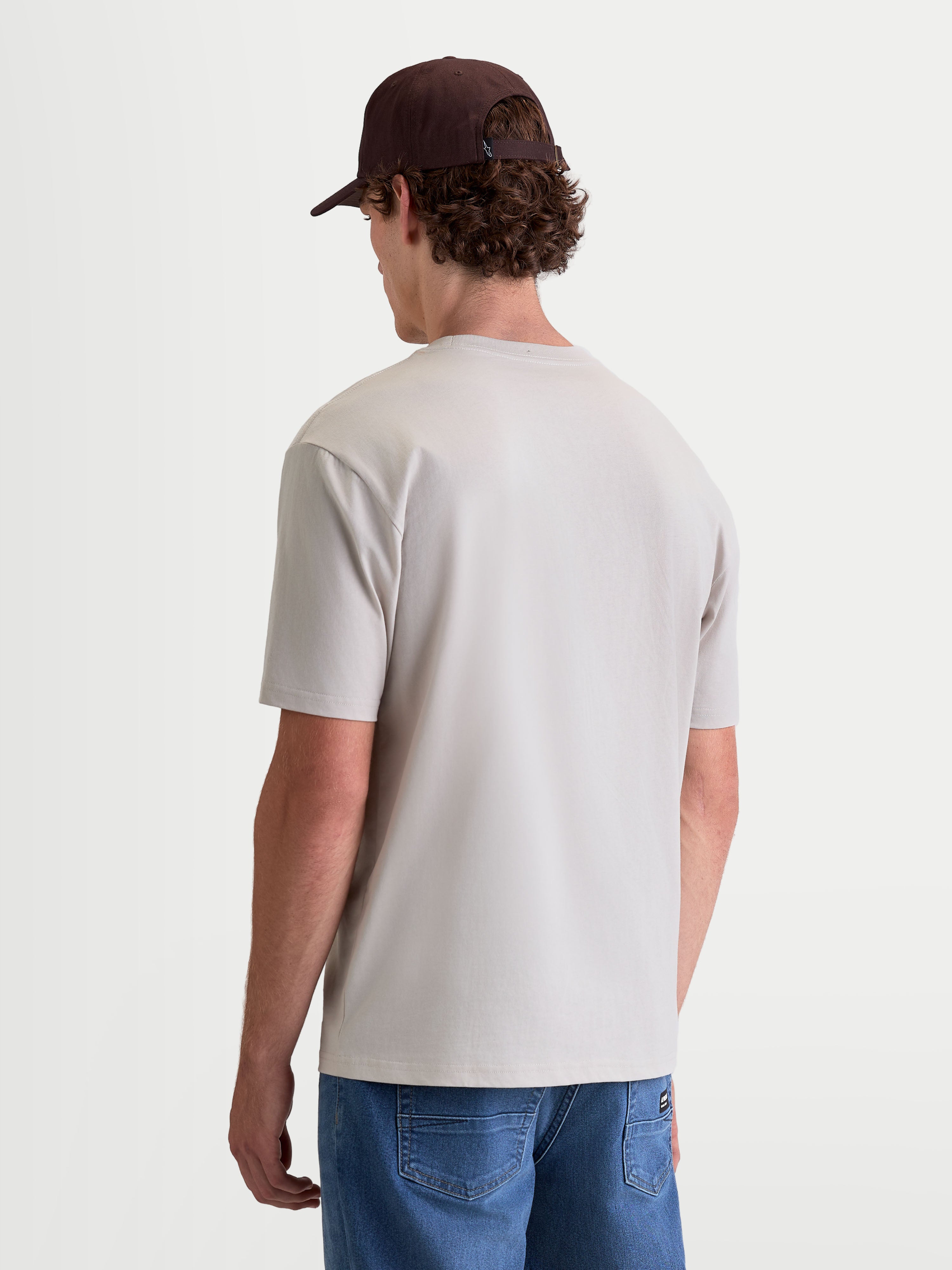Alpinestars Elliptogrit CSF, camiseta de mangas cortas para hombre, gris cemento, vista posterior en modelo, ropa deportiva casual de mezcla de algodón premium