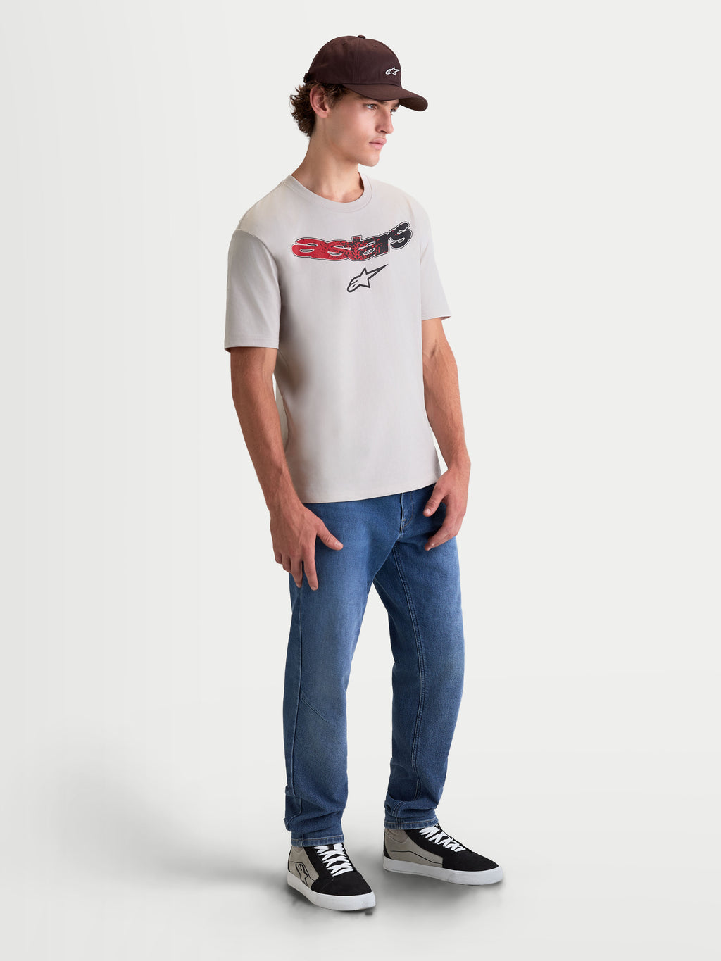 Alpinestars Elliptogrit CSF, camiseta de mangas cortas para hombre, gris, con logotipo Astars curvado en degradado rojo y negro, ropa deportiva casual estilo motorsport, plano de cuerpo entero