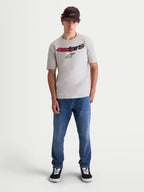 Alpinestars Elliptogrit CSF, camiseta de mangas cortas para hombre, gris cemento, gráfico frontal con la palabra Astars curvada y detalles en degradado rojo a negro, mezcla de algodón y poliéster, estilo sportswear, mostrada en modelo